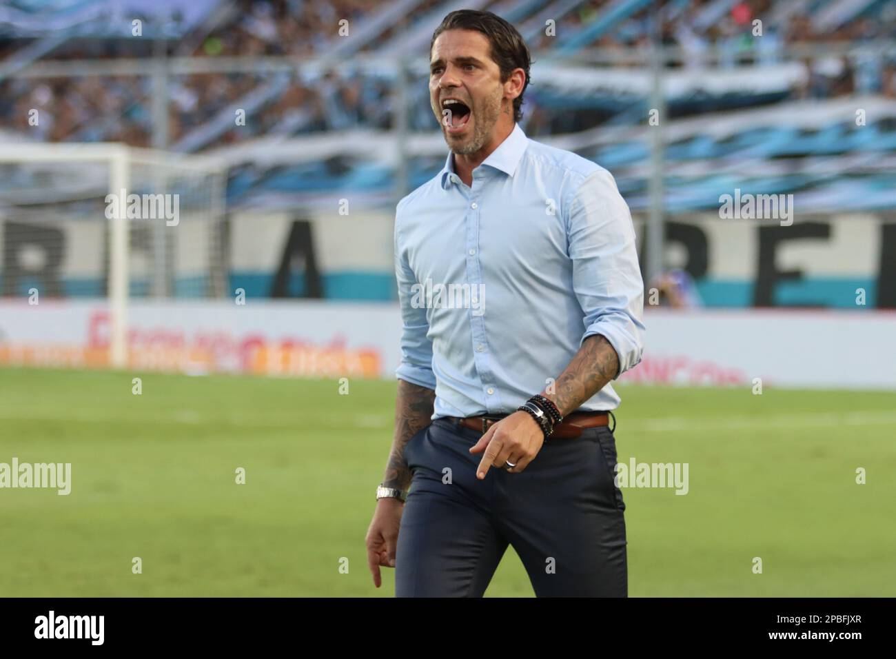 Avellaneda, Argentinien, 12, März 2023. Fernando Gago vom Racing Club ruft Anweisungen während des Spiels zwischen Racing Club und Club Atletico Sarmiento, Spiel 7, Profifußballliga Argentinien 2023 (Liga Profesional de Futbol 2023 - Torneo Binance). Kredit: Fabideciria. Stockfoto