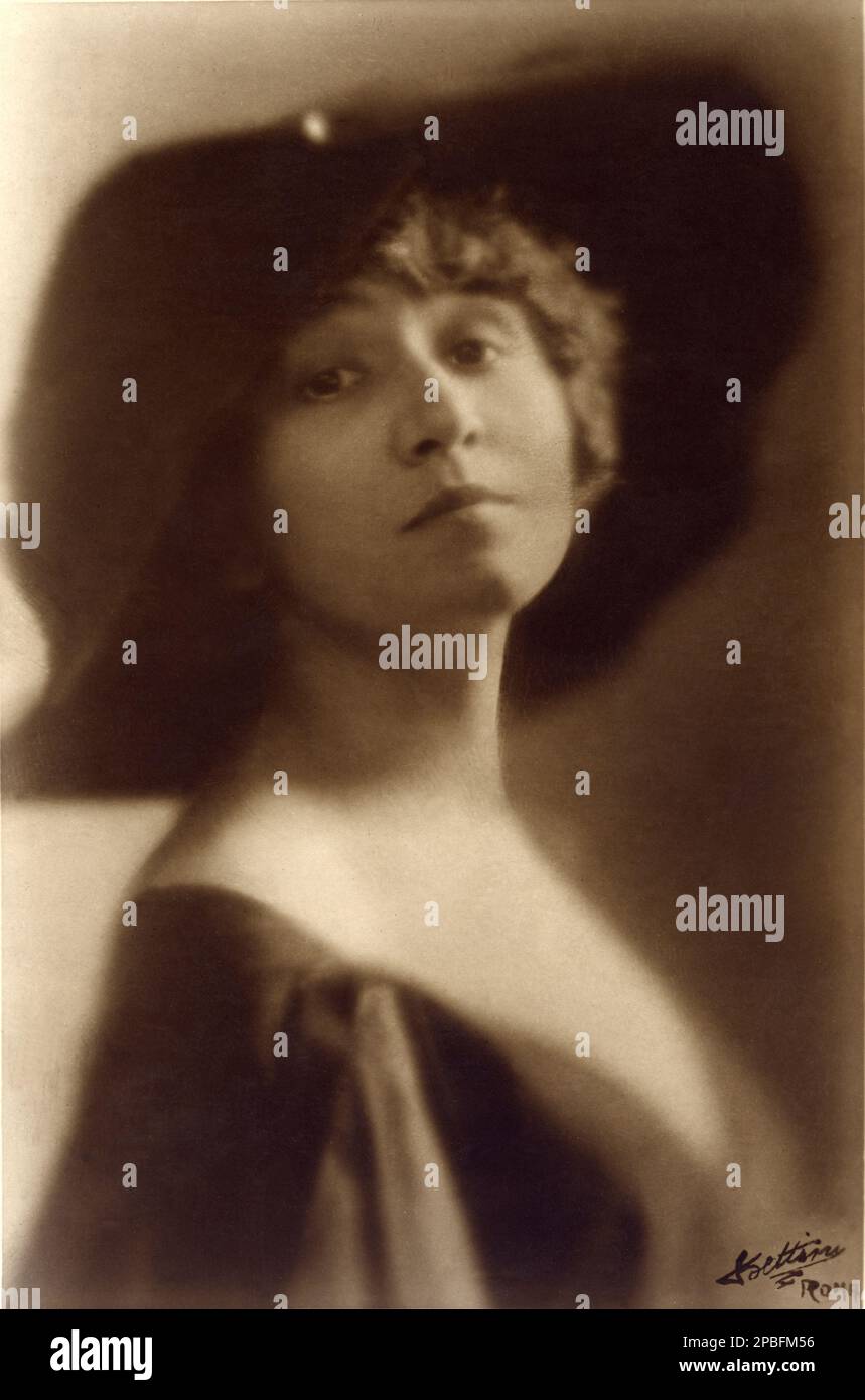 1919 Ca : die italienische Stille-Screen-Diva RINA CALABRIA . Foto von Bettini , Roma - CINEMA MUTO - attrice - Portrait - Rituto - BELLE EPOQUE - FEMME FATALE - DIVINA - DIVA - GÖTTLICH - VAMP - STUMMFILM --- Archivio GBB Stockfoto