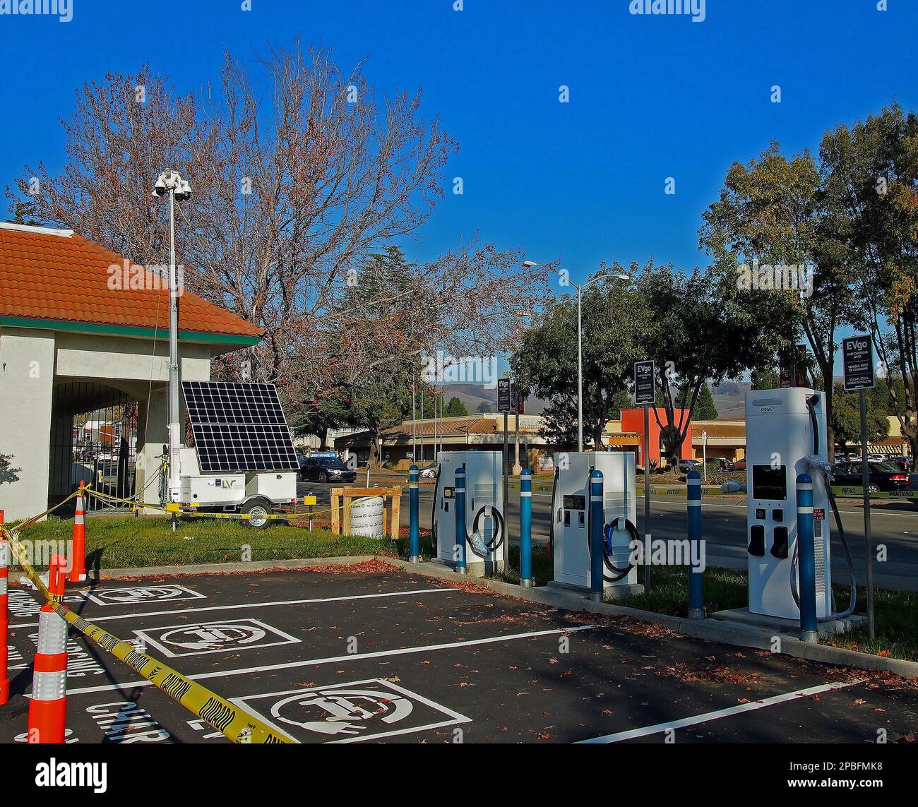 Schnellladestationen für Elektrofahrzeuge auf einem Parkplatz eines Einkaufszentrums in Union City, Kalifornien Stockfoto