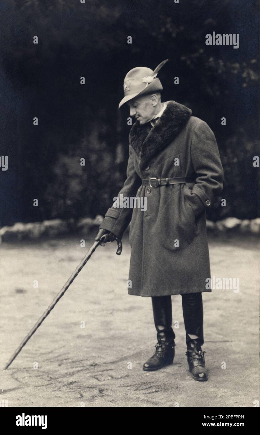 1920 , Fiume , Dalmazia : DER italienische Dichter , Politiker und Schriftsteller GABRIELE D'ANNUNZIO ( 1863 - 1938 ) - DANNUNZIO - SCRITTORE - LETTERATURA - LITERATUR - letterato - POETA - POESIA - POESIE - POESIE - Portrait - ritratto - Dannunzio - Militäruniform - divisa uniforme militare - ALPINO - IMPRESA FIUMANA - bastone da passeggio - Cane -- stivali - Stiefel - profilo - Profil Archivio GBB Stockfoto