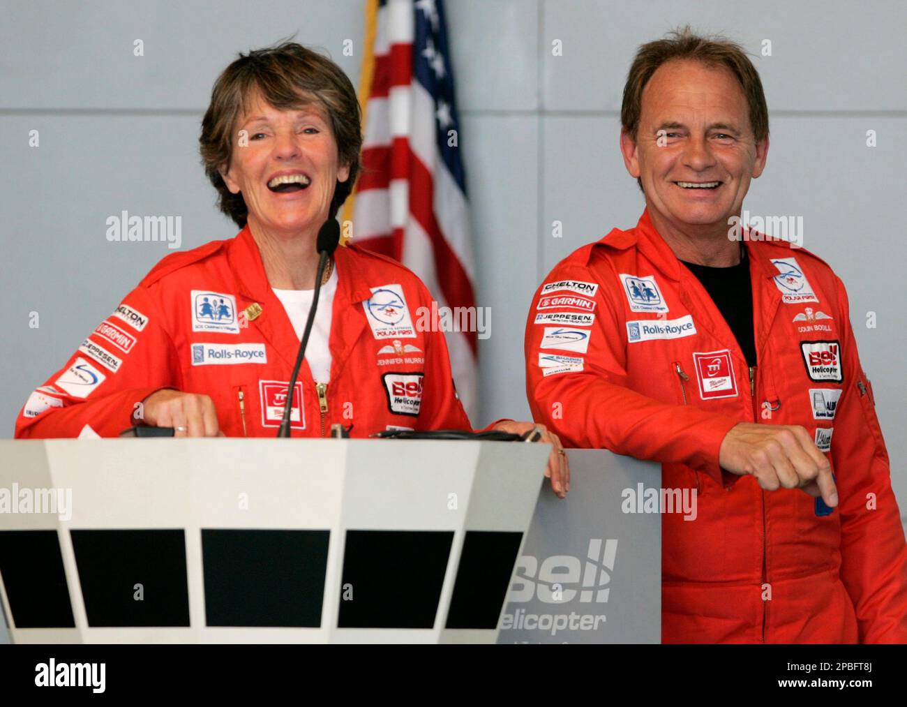 American-born pilot Jennifer Murray, left, and British pilot Colin Bodill, right, smile during a news conference after setting a new world aviation record with as they arrive at Fort Worth Alliance Airport in Fort Worth, Texas, Wednesday, May 23, 2007. (AP Photo/Tony Gutierrez) Stockfoto