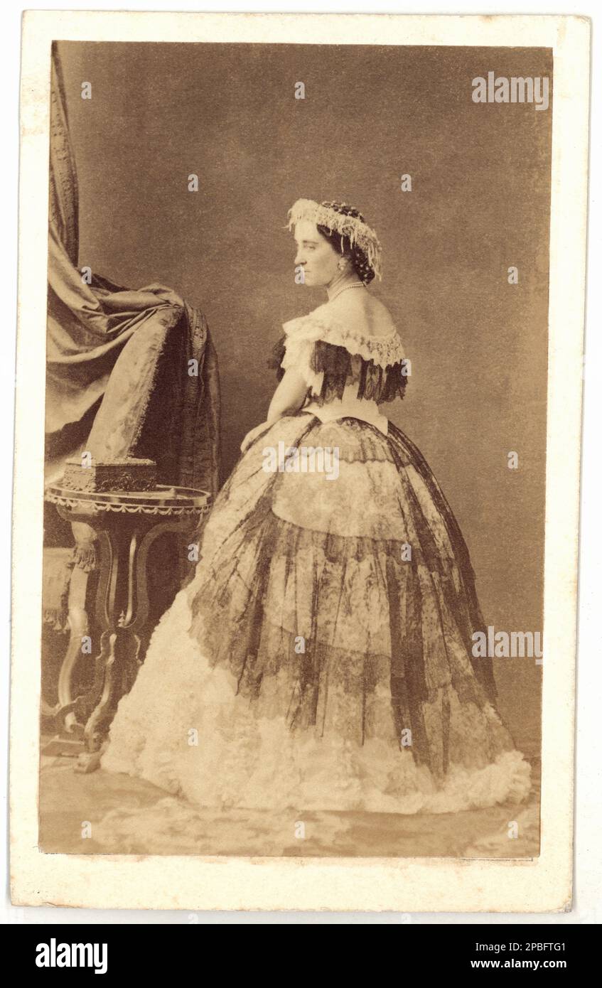 Die französische Theaterschauspielerin EUGENIE DOCHE , Foto von Disderi ( Paris ), erste Dolmetscherin der Rolle VON LA DAME AUX CAMELIAS von Dumas . Die Kurtisane MARIE DUPLESSIS , geboren als Alphonsine Rose Plessis und nach Comtesse de Perregaux ( Nonant-le-Pin 1824 - Paris 1847 ) , war das Vorbild des Schriftstellers ALEXANDRE DUMAS Fils ( 1824 - 1895 ) für die Rolle von Marguerite Gautier und feierte den Roman " La dame aux camelias " (Camille oder die Frau der Camellias, La Signora dalle camelie , 1848) und nach dem Meisterwerk der Oper LA TRAVIATA ( 1853 ) von Giuseppe VERDI mit dem Protagonisten Violetta Valery - LET Stockfoto