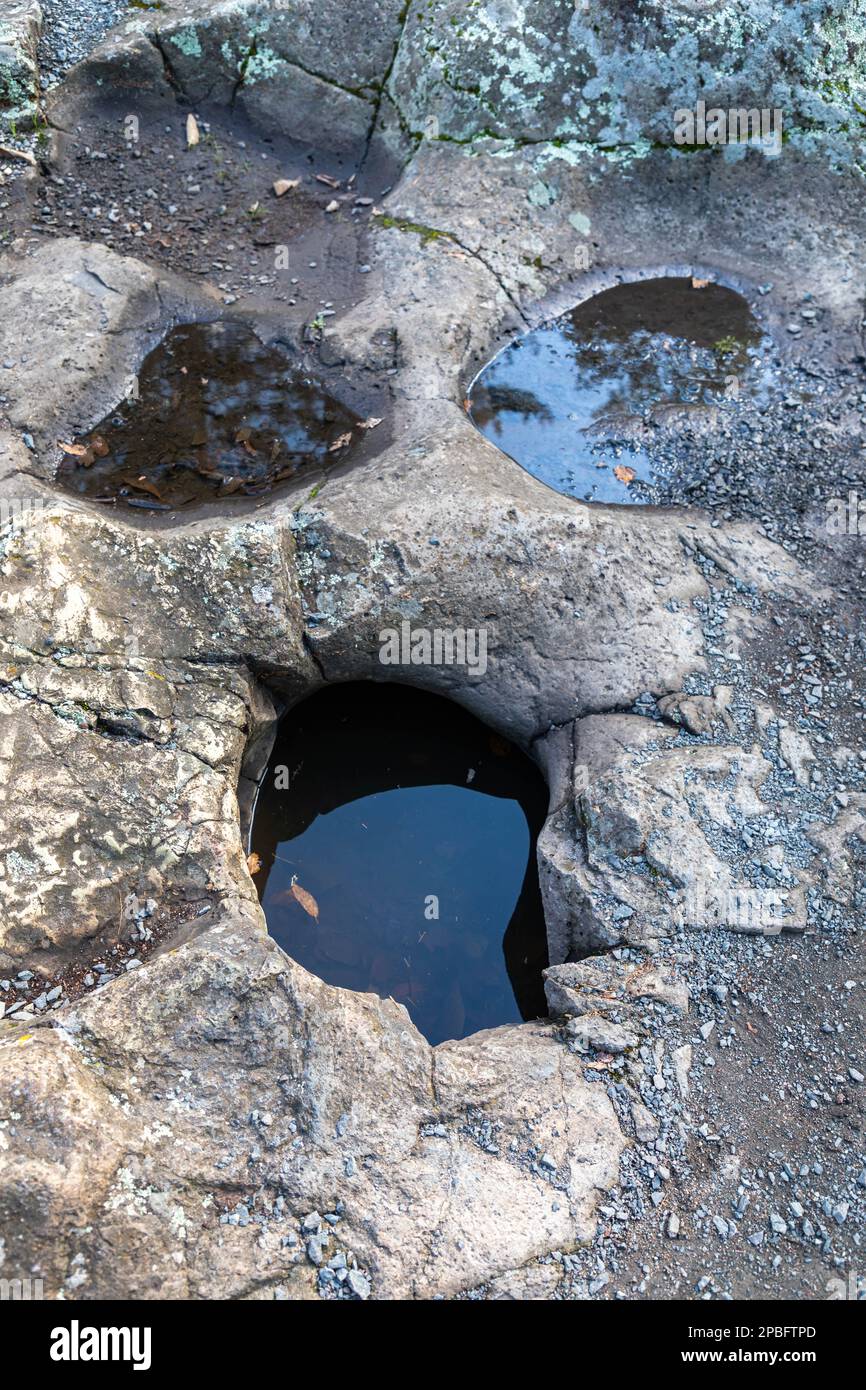 Gletscherschlaglöcher aus natürlichen Wasserbohrungen im Interstate State Park in Taylors Falls, Minnesota, bilden ein geisterhaftes Halloween-Gesicht in Stein Stockfoto