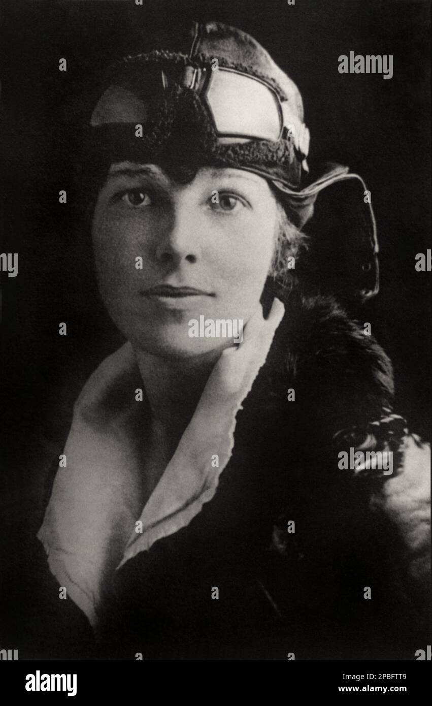 1920 Ca : Porträt der berühmtesten Pilotenfrau AMELIA EARHART ( 1897 - 1937 ) . Earhart war die erste Frau, die das Distinguished Flying Cross erhielt, das sie als erste Flugzeugin erhielt, die allein über den Atlantischen Ozean flog. Sie stellte viele andere Rekorde auf, schrieb Bestsellerbücher über ihre Flugerfahrungen und war maßgeblich an der Gründung der neunundneunzig, einer Organisation für Piloteninnen. Während eines Versuchs, 1937 einen Rundflug um den Globus zu machen, verschwand Earhart über dem zentralen Pazifik nahe Howland Island. Faszination für ihr Leben, ihre Karriere Stockfoto