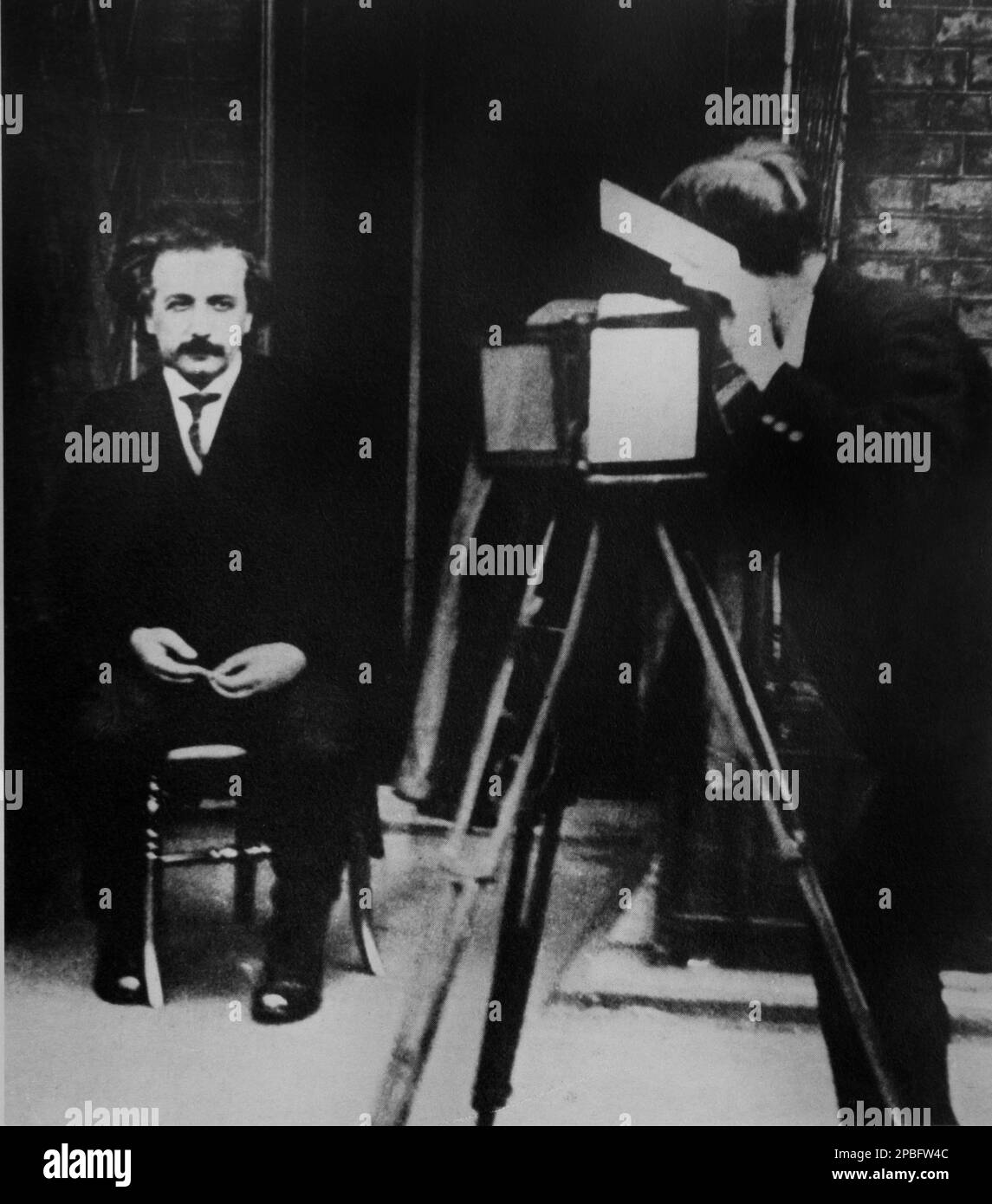 1901 , Schweiz : der deutsche Physiker ALBERT EINSTEIN ( 1879 - 1955 ) , Nobelpreisträger 1921 . Auf diesem Foto nur wenige Male bevor wir die Schweiz nach Prag verlassen - foto Storiche - foto storica - scienziato - Wissenschaftler - Portrait - Rituto - Physik - FISICA - FISICO - SCIENZA - WISSENSCHAFT - Baffi - Schnurrbart - PREMIO NOBEL PER LA FISICA - Atomica - Atomo - Scienziato - Genius - genio - Cravatta - Krawatte - Fotografo - Fotograf - Macchina fotografica - Kamera - STORIA DELLA FOTOGRAFIA - Studio fotografico - fototessera --- Archivio GBB Argenzia Stockfoto