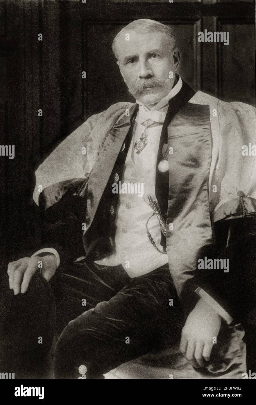 Der gefeierte britische Musik-Romantikkomponist Sir EDWARD ELGAR ( 1857 - 1934 ). Mehrere seiner ersten großen Orchesterwerke, darunter die Enigma Variations und die Pomp- und Umstandsmärsche, wurden mit Anerkennung begrüßt. Außerdem komponierte er Oratorien, Kammermusik, Symphonien, Instrumentalkonzerte und Lieder. Er wurde 1924 zum Meister des Königsmusiks ernannt - MUSICA CLASSICA - KLASSISCH - COMPOSITORE - MUSICISTA - Portrait - Rituto - uomo anziano vecchio - älterer alter Mann - weißes Haar - Baffi - Schnurrbart - Baronetto - Medaglia - Capelli bianchi - Samt - Velluto - Krawatte B. Stockfoto