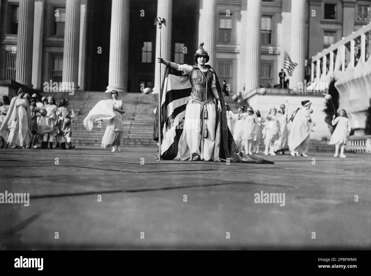 1913 . , 3 . märz , Washington DC , USA : Deutsche Schauspielerin Hedwig Reicher trägt das Kostüm " Columbia " und andere Wahlkampfteilnehmer stehen im Hintergrund vor dem Treasury Building . Eine der Hintergrundfiguren in Schleiern ist die gefeierte Ballerina FLORENCE FLEMING NOYES als " Freiheit " im Wahlkampf. Der Wettbewerb war mit einer Allegorie verbunden, in der Columbia Gerechtigkeit, Wohltätigkeit, Freiheit, Pease und Hoffnung beschworen hat, den neuen Kreuzzug der Frauen zu rekapitulieren. - DANZA - BALLERINA - AVANGUARDIA - AVANTGARDE - DANZA LIBERA - BALLETTO - TEATRO - BALLERINA - TÄNZER - DIVA - DIVI Stockfoto