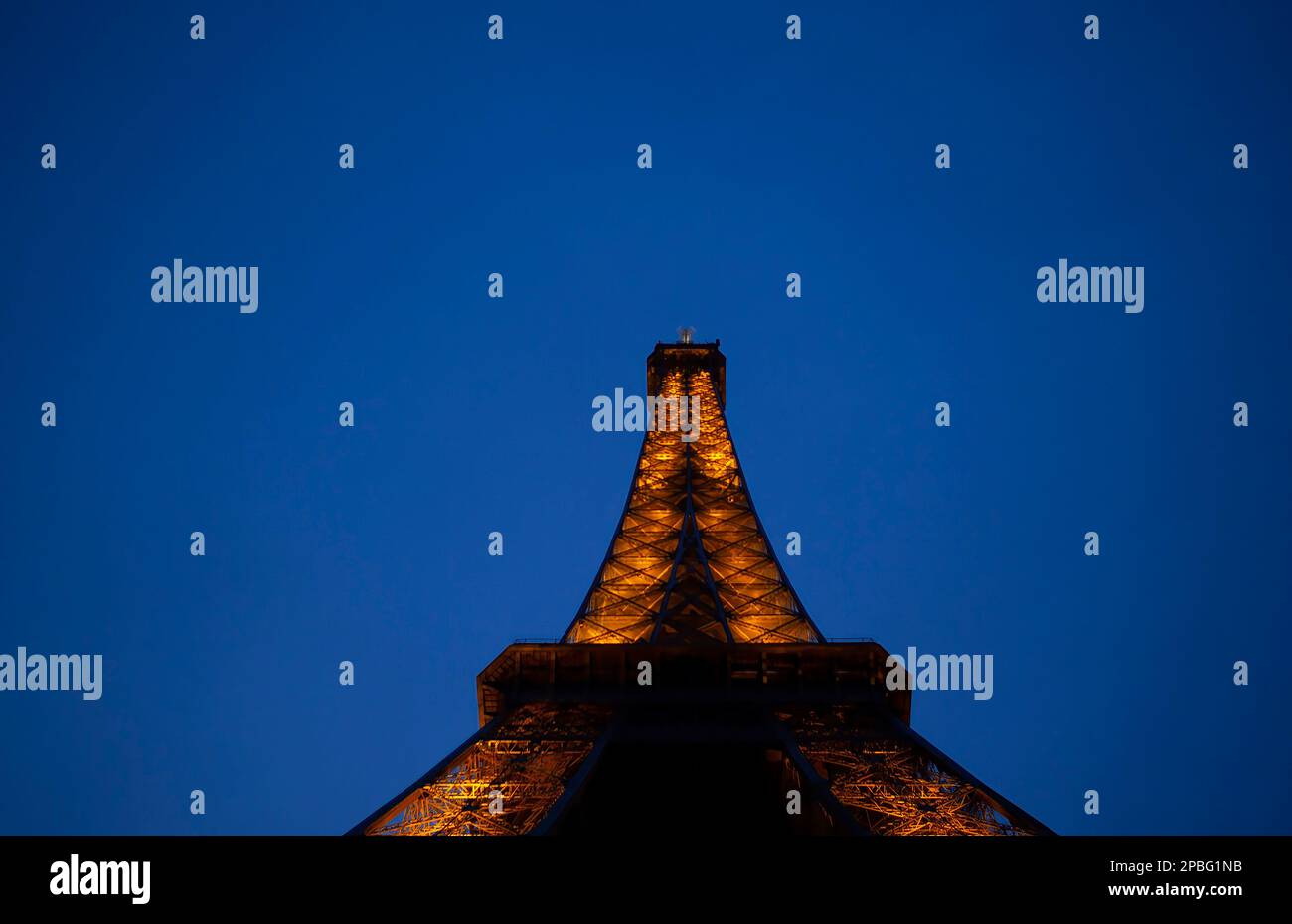 Eiffelturm bei Nacht, aus dem niedrigen Blickwinkel, Kopierraum Stockfoto