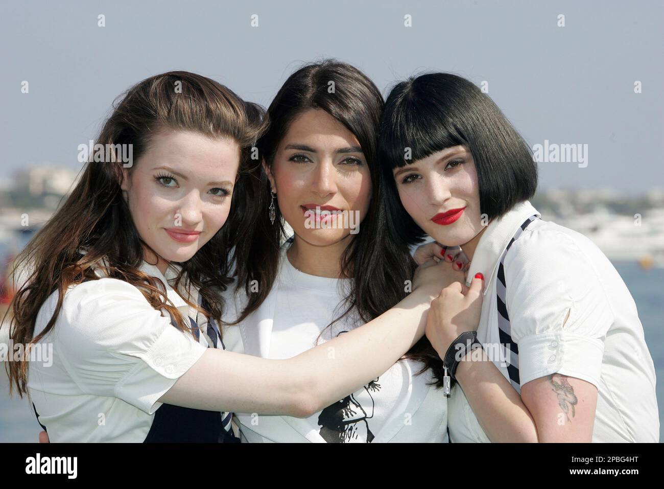 Actress Gemma Arterton, left, Italian actress Caterina Murino, center, and actress Talulah Riley pose during a photo call for the film "St. Trinian's," at the 60th International film festival in Cannes, southern France, on Sunday, May 20, 2007. (AP Photo/Kirsty Wigglesworth) Stockfoto
