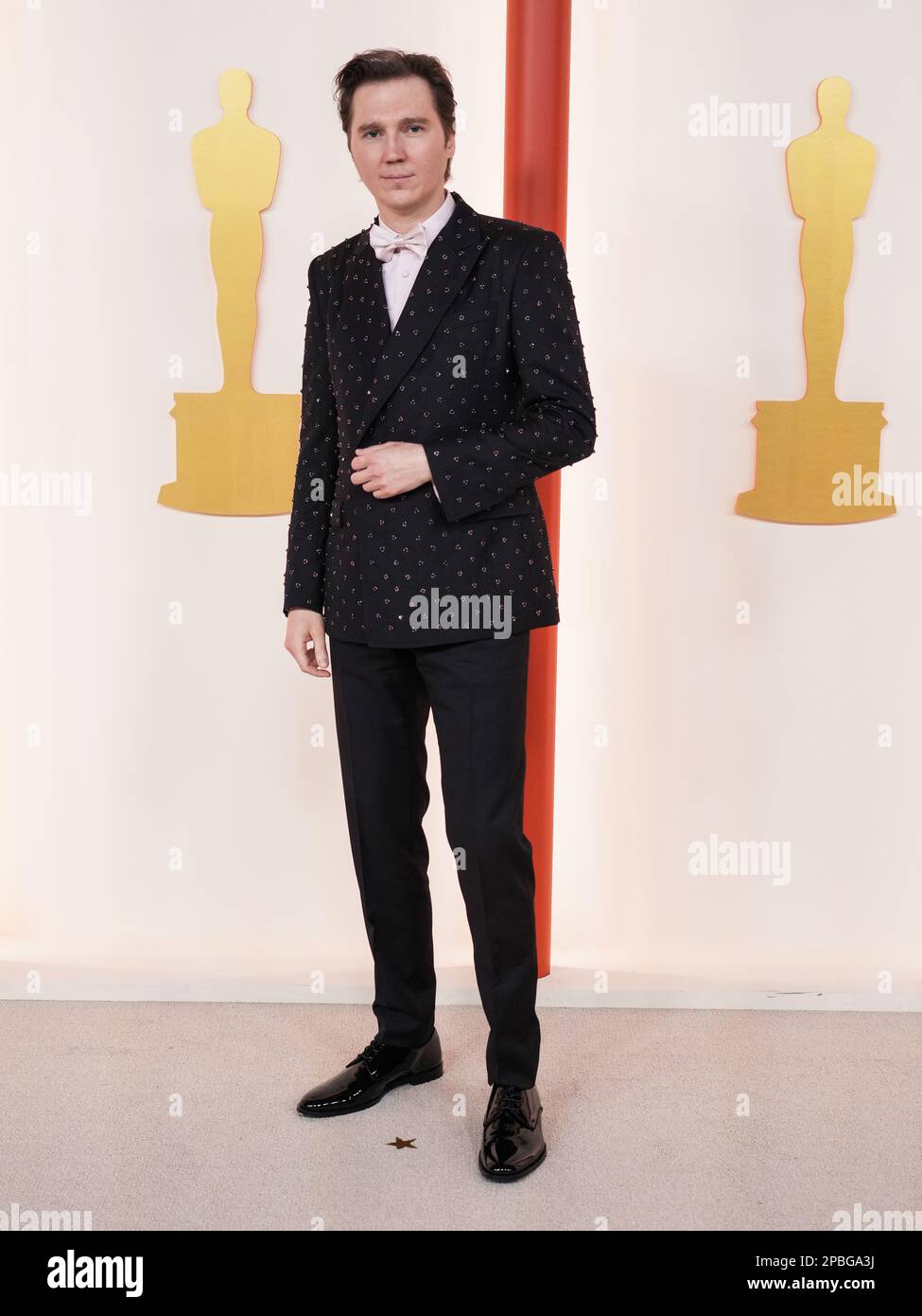 Los Angeles, Kalifornien, USA. 12. März 2023. Paul Dano läuft auf dem roten Teppich bei den Academy Awards 95., die am 12. März 2023 von der Academy of Motion Picture Arts and Sciences im Dolby Theatre in Los Angeles, Kalifornien, verliehen werden. (Foto: Sthanlee B. Mirador/Sipa USA) Guthaben: SIPA USA/Alamy Live News Stockfoto