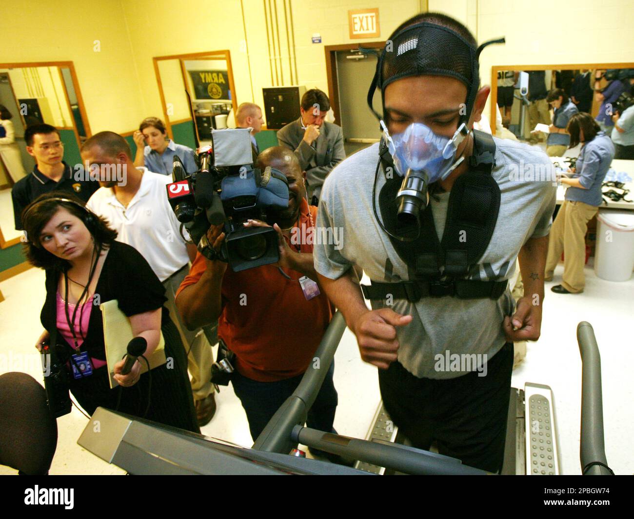 Private Heyman Perez wears a mask while running on the treadmill as he ...