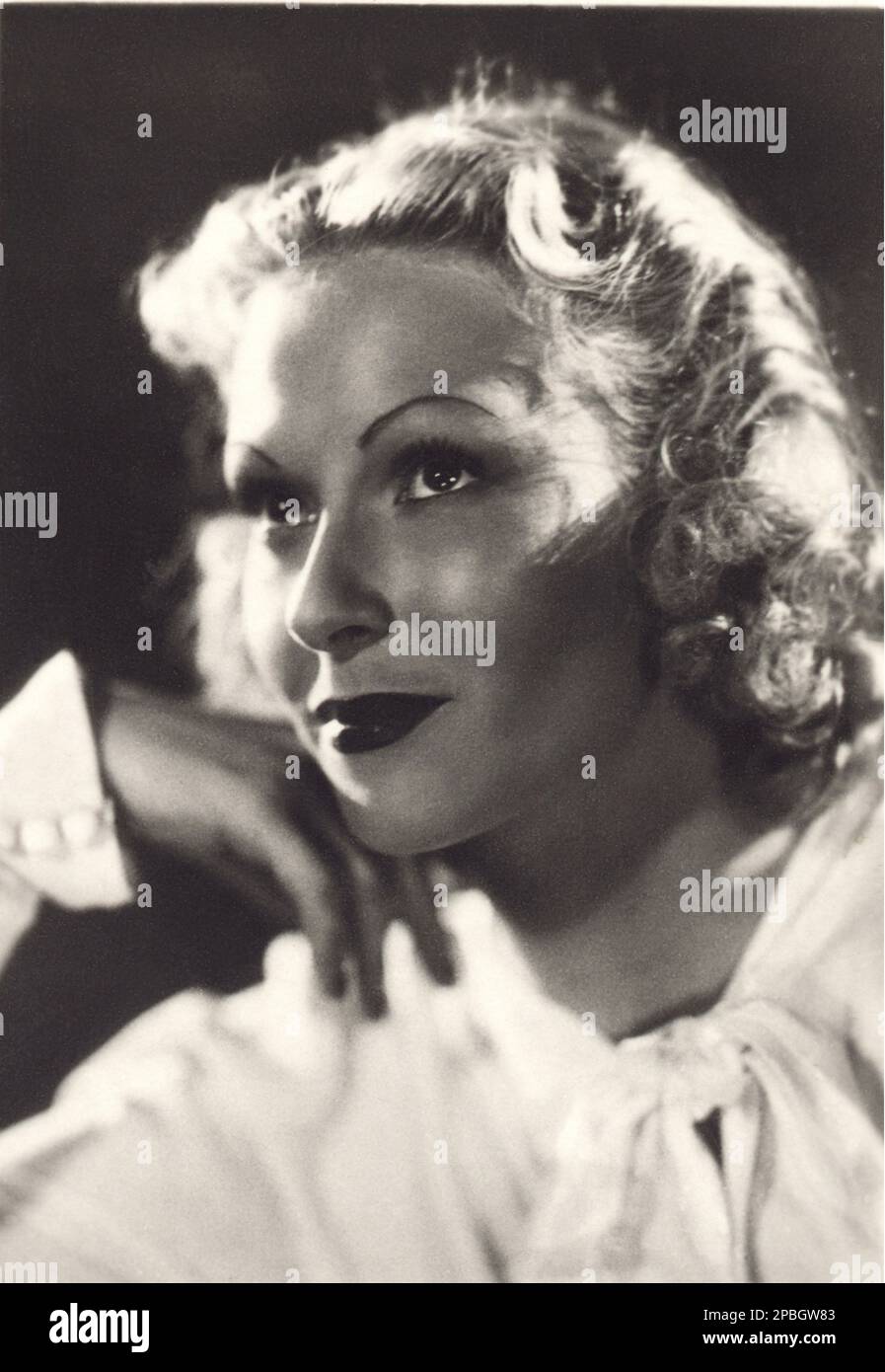 1943 Ca, ITALIEN : die italienische Filmschauspielerin VIVI GIOI ( Geburtsname Vivien Trumpy , 1917 - 1975 ). Ihr professioneller Nachname Diesca war das Anagramm von Vittorio De Sica , dem berühmten Schauspieler und Regisseur , in den sie verliebt war . - ATTRICE - CINEMA - TELEFONI BIANCHI - FASCISMO - ANNI '40 - 1940er Jahre - DIVA - DIVINA - blond - bionda --- Archivio GBB Stockfoto