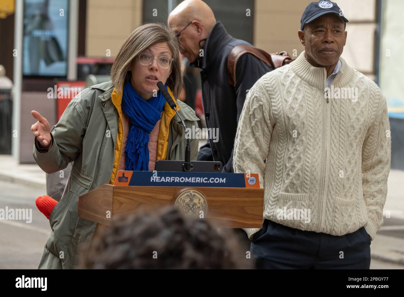 NEW YORK, NEW YORK, 12. MÄRZ: Emily Weidenhoff spricht am 12. März 2023 in New York City auf einer Auftaktveranstaltung des „Broadway Vision“-Programms der Regierung. Der Bürgermeister von New York City, Eric Adams, und der Kommissar des Verkehrsministeriums von New York City, Ydanis Rodriguez, starteten heute den Bau einer neuen Phase des „Broadway Vision“-Plans der Regierung, der neue öffentliche Räume schaffen und die Straßen zwischen dem Madison Square und dem Herald Square in Manhattan sicherer machen wird. Stockfoto