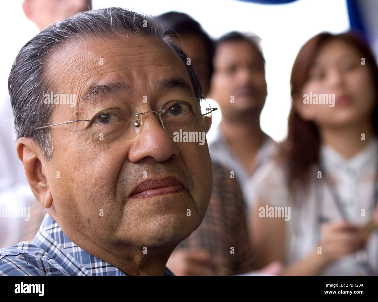 Former Malaysian Prime Minister Mahathir Mohamad listens to questions from the journalists during a press conference in Kuala Lumpur, Malaysia, in this Oct. 23, 2006 photo. Mahathir, 81, was put in intensive care Monday, May 14, 2007 after experiencing breathing difficulty, the third time he has been hospitalized since November when he suffered a heart attack. (AP Photo/Andy Wong) Stockfoto