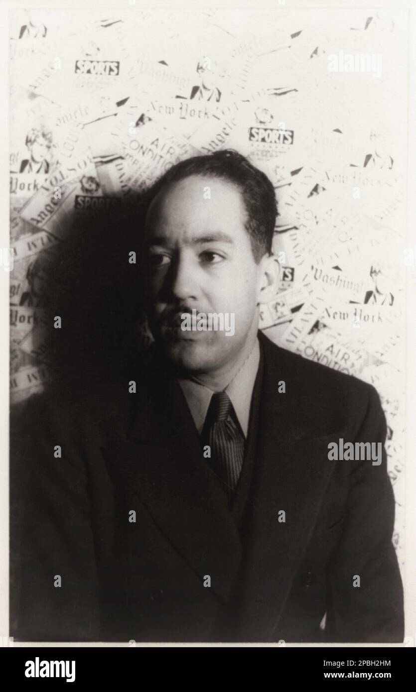 1936 , New York , USA , der schwarze amerikanische Dichter LANGSTON HUGHES (Joplin, Missouri 1902 - 1967 ) . Foto von CARL VAN VECHTEN ( 1880 - 1964 ) . POETA - POESIE - POESIE - LETTERATURA - LITERATUR - Letterato - GAY - Homosexuell - Homosexualität - omosessualità - LGBT - GLTB - Omosessuale - Portrait - Rituto - Maledetto - maudit - Bohemien - Baffi - HARLEM RENAISSANCE - Moderne amerikanische Poesie ---- NICHT ZUR WERBUNG FÜR PUBBLICITARY --- NICHT PER USO PUBBLICITARIO -------- Archivio GBB Stockfoto