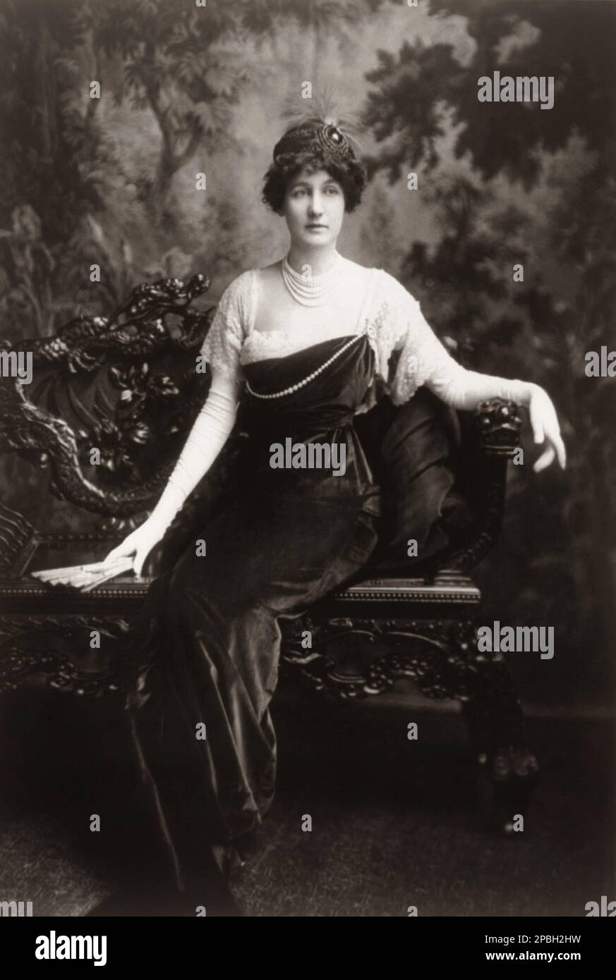 1911 , New York , USA : die reiche Erbin und berühmte amerikanische Bildhauerin Anna Hyatt Huntington ( 1876 -1973 ) verheiratet mit Rich Archer Huntington , Foto von Marceau , New York City - FASHION - MODA - ANNI DIECI - Zehner - '10 - foto Storiche - foto Storica - Portrait - ritratto - Chignon - VIPs - personalita' mondana - HIGHT SOCIETY - ALTA Società - SOCIALITE - mondanita' - pizzo - Spitze - Fan - Ventaglio - Perlenkette - collana di perle - Guanti lunghi - Handschuhe - Samt - Velluto - Juwelen - Schmuck - Bijoux - gioiello - gioielli - Chignon - ARTS - ARTE - SCULTRICE - WOMAN SCU Stockfoto