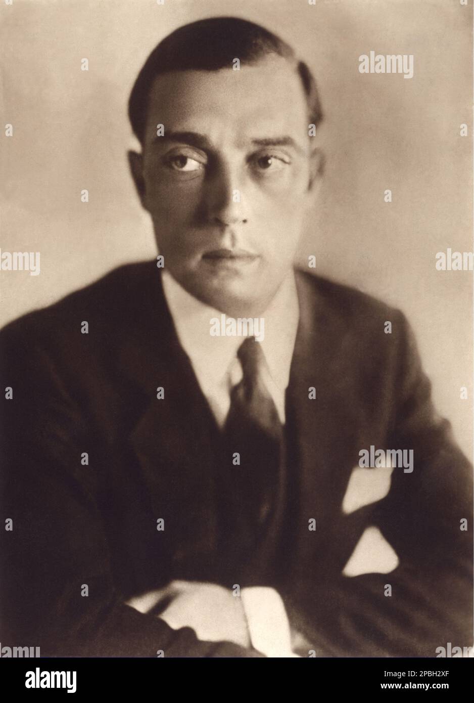 1926 c, USA : der amerikanische Filmschauspieler und Regisseur BUSTER KEATON ( 1895 - 1966 ) - STUMMFILM - KINO MUTO - Portrait - Rituto - regista cinematografico - attore - comico - Krawatte - Cravatta - Halsband - colletto - COMICO ---- Archivio GBB Stockfoto