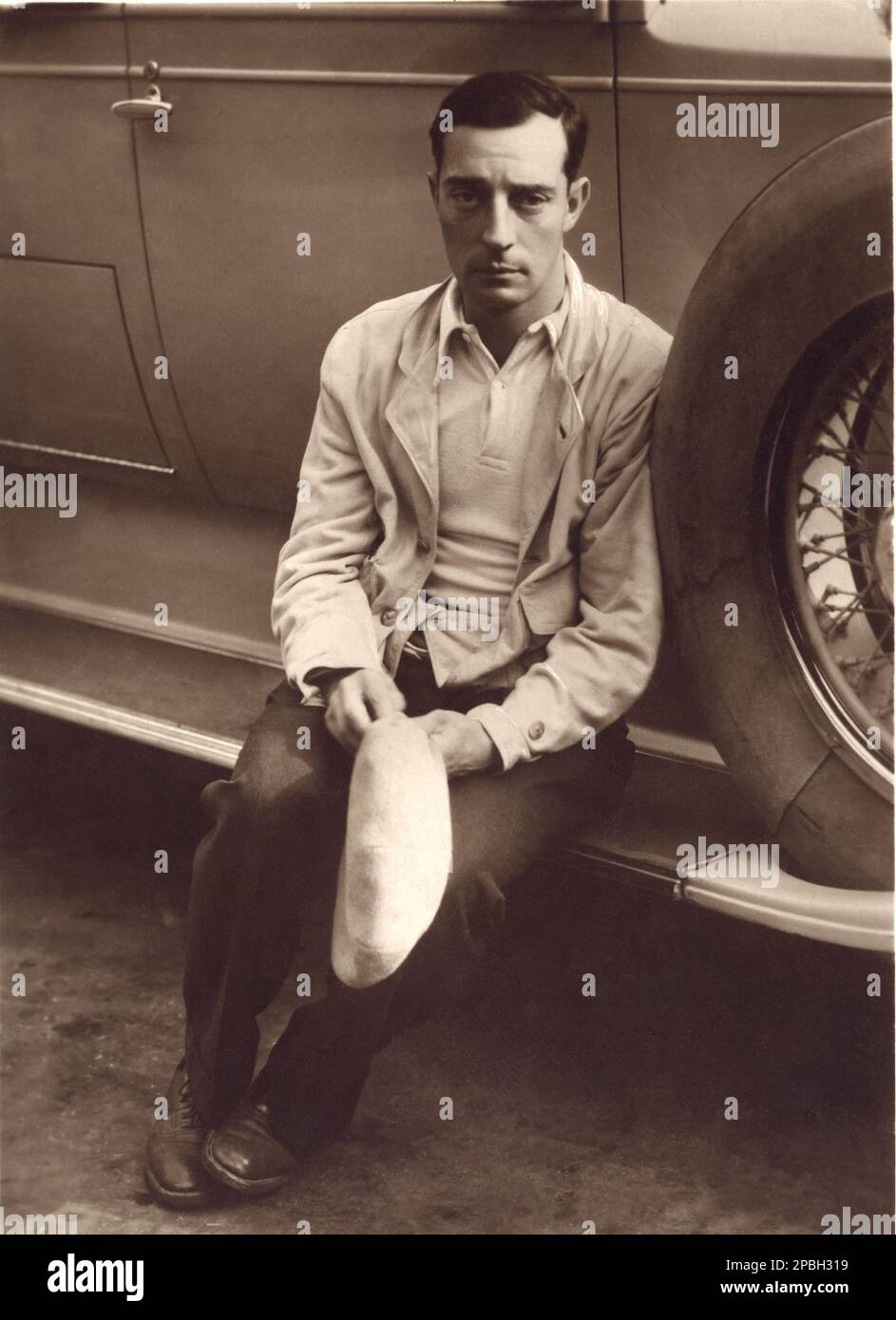 1928 Ca : der amerikanische Filmschauspieler und Regisseur BUSTER KEATON ( 1895 - 1966 ) STUMMFILM - KINO MUTO - TRAURIG - TRISTE - Tristezza - Traurigkeit - Portrait - Rituto - regista cinematografico - attore - comico - Auto - Auto - Automobil - Kragen - colletto - COMICO - Archivio GBB Stockfoto