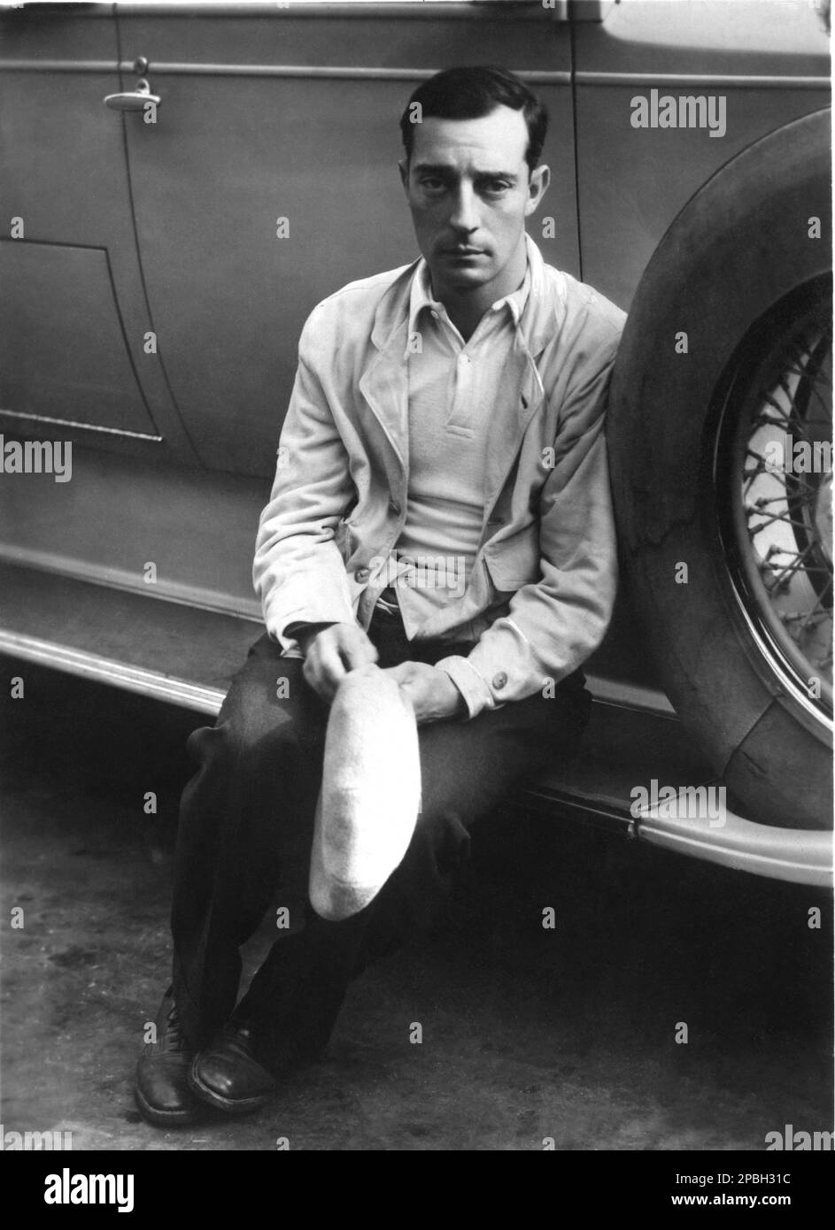 1928 Ca : der amerikanische Filmschauspieler und Regisseur BUSTER KEATON ( 1895 - 1966 ) STUMMFILM - KINO MUTO - TRAURIG - TRISTE - Tristezza - Traurigkeit - Portrait - Rituto - regista cinematografico - attore - comico - Auto - Auto - Automobil - Kragen - colletto - COMICO - Archivio GBB Stockfoto