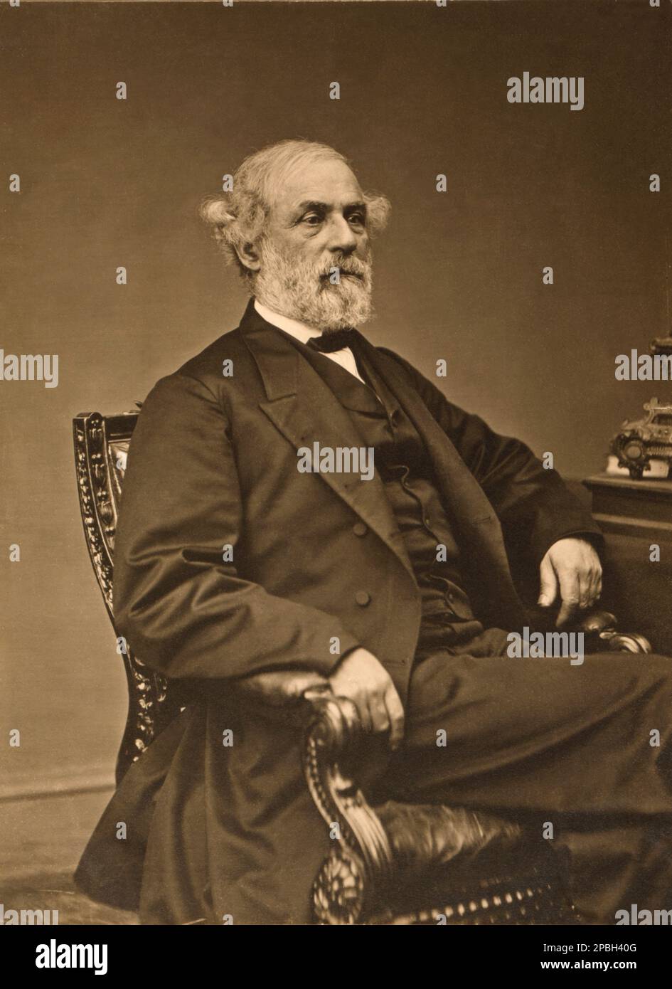 1869 , 19 . Mai , USA : General ROBERT E. LEE ( 1807 - 1870 ) der Konföderierten Armee , Foto von Levin C. ( Levin Corbin ) HANDY ( 1855 - 1932 ) . Lee war Offizier der US-Armee, Ingenieur, Und unter den berühmtesten Generälen der amerikanischen Geschichte.- SEZESSIONSKRIEG ZIVILIST - GUERRA CIVILE DI SECESSIONE AMERICANA - cappello - Hut - Circus - uomo anziano vecchio - Älterer Mann - barba bianca - Weißer Bart - Krawatte - papillon - Cravatta - USA - SUDISTA CONFEDERATO - KONFÖDERIERTER... - Archivio GBB Stockfoto