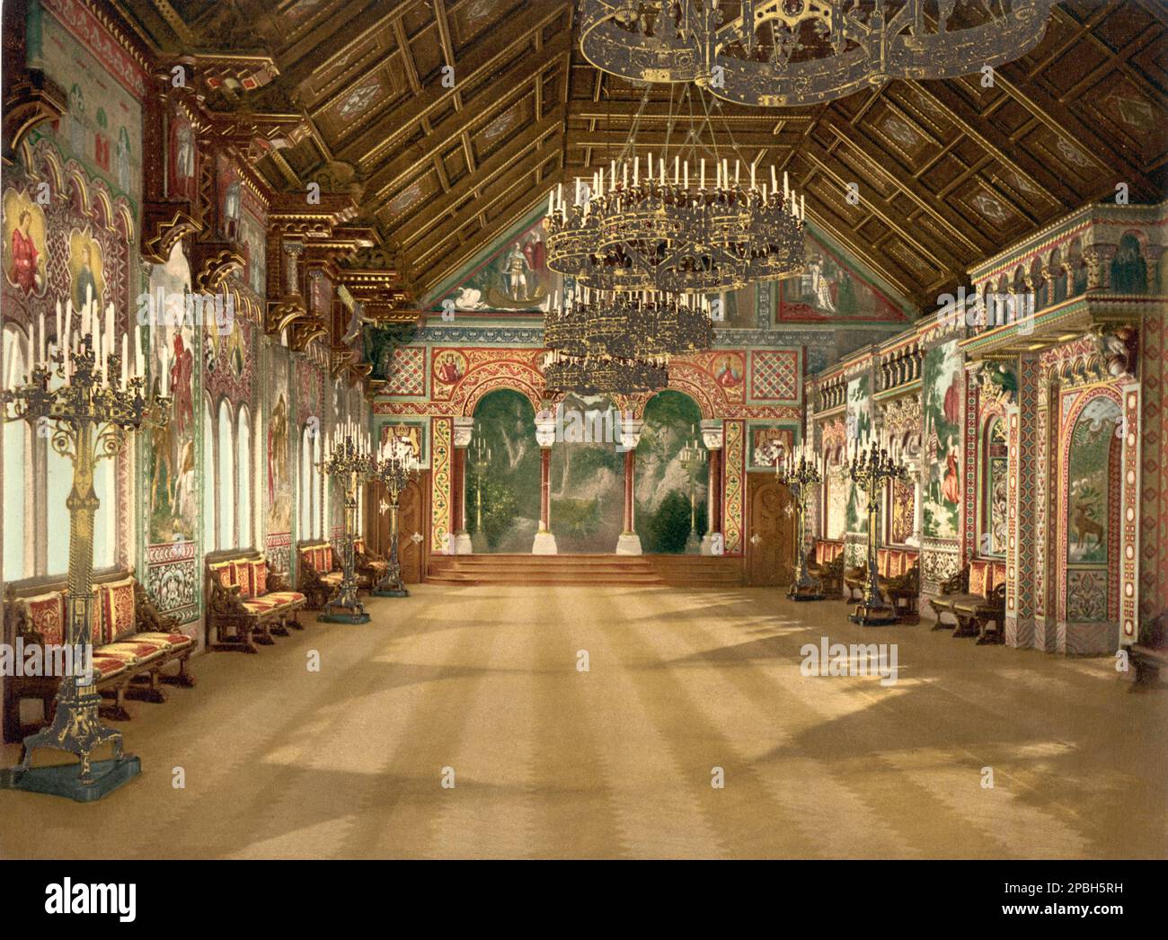 1864 Ca , Bayern , Deutschland :Schloss NEUSCHWANSTEIN , vom König von Bayer LUDWIG II ( Louis ) von Wittelsbach , König von Bayern , bekannt als " Mad King Ludwig " ( 25. August 1845 - 13. Juni 1886 ). MUSIKZIMMER für Wagner-Aufführungen, Fotochrom, 1895 ca. König von Bayern von 1864 bis zu seinem Tod. Ludwig stieg im Alter von 18 Jahren nach dem Tod seines Vaters auf den bayerischen Thron. Seine Jugend und sein grüblerisches Aussehen machten ihn in Bayern und im Ausland sehr beliebt. Eine seiner ersten Taten war die offizielle Schirmherrschaft seines Idols, des deutschen Opernkomponisten Richard Wagner - RE - REALI - ROYALT Stockfoto