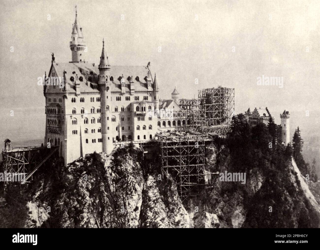 1882-1885 Ca , Bayern , Deutschland : das Schloss NEUSCHWANSTEIN während der Erbauungsphase von König von Bayer LUDWIG II . ( Louis ) von Wittelsbach , König von Bayern , bekannt als " Mad King Ludwig " ( 25. August 1845 - 13. Juni 1886 ). König von Bayern von 1864 bis zu seinem Tod. Ludwig stieg im Alter von 18 Jahren nach dem Tod seines Vaters auf den bayerischen Thron. Seine Jugend und sein grüblerisches Aussehen machten ihn in Bayern und im Ausland sehr beliebt. Eine seiner ersten Taten war die offizielle Schirmherrschaft seines Idols, des deutschen Opernkomponisten Richard Wagner - RE - REALI - ROYAL - nobili - Nobiltà - BAVIERA Stockfoto