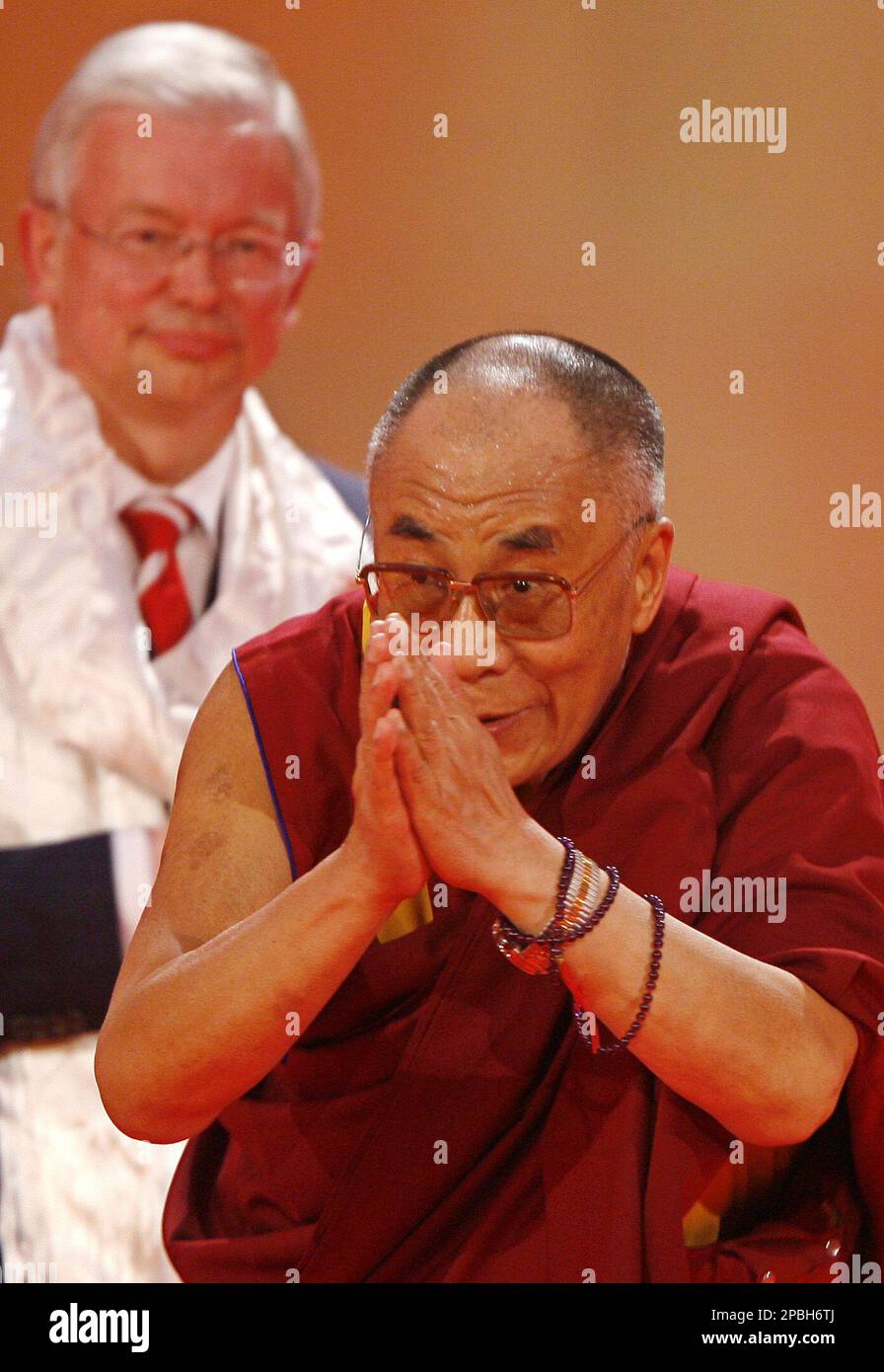 Der Dalai Lama nach seiner Auszeichnung mit dem Bild-"Osgar" am Samstag, 12. Mai 2007 in Leipzig 