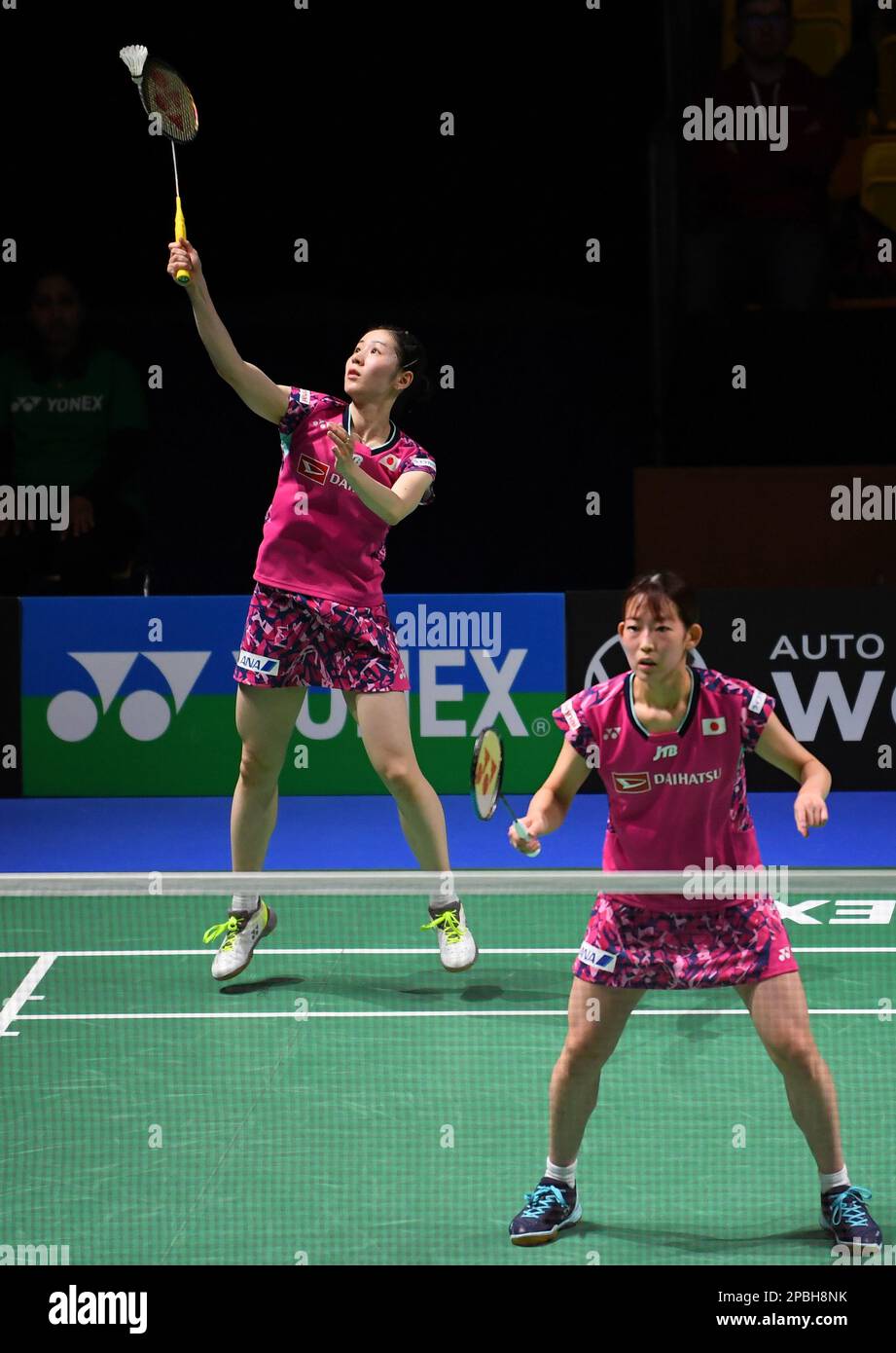 Muelheim, Deutschland. 12. März 2023. Matsuyama Nami/Shida Chiharu (oben) aus Japan treten beim Doppel-Finalspiel der Frauen gegen Baek Ha Na/Lee so Hee aus Südkorea beim Badminton-Turnier der Yonex German Open 2023 in Muelheim, Deutschland, am 12. März 2023 an. Kredit: Ren Pengfei/Xinhua/Alamy Live News Stockfoto