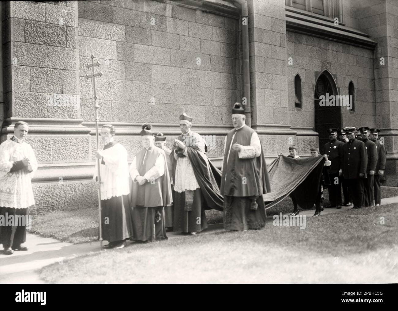 1920 Ca , Washington , USA : Kardinal Mercier ( auf diesem Foto mit geschlossenen Händen zentriert ) an der katholischen Universität , Konferenz der Bischöfe . Kardinal Desiré Joseph MERCIER ( 1851 - 1926 ) gehörte während des Krieges zu den Führern Belgiens und lehnte die Abschiebung der Belgier nach Deutschland ab und war während der Friedensregelung maßgeblich daran beteiligt, dass abgelegene niederländische Regionen nicht annektiert werden konnten. - ERSTER WELTKRIEG - PRIMA GUERRA MONDIALE - Grande Guerra - großer Krieg - foto storiche storica - BELGIO - BELGIEN - FRANCIA - GESCHICHTSFOTOS - RELIGIONE CATTOLICA - KATHOLISCHE RELIGION - Cardinale - Stockfoto