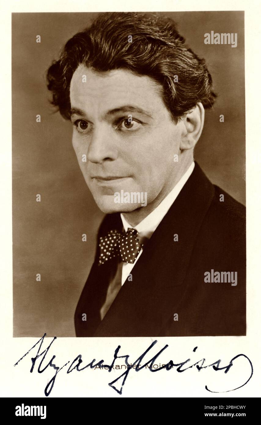 1926 Ca, Wien , Österreich : der deutsch-albanische Theaterschauspieler ALEXANDER MOISSI ( 1879 - 1935 ). Moissi starb am 22. März 1935 in Wien an Lungenentzündung nach einer Tour durch Italien. Zwischen Filmen und Proben für einen Luigi Pirandello, der für ihn geschrieben wurde - Alessandro Moisi - Aleksander Moisiu - TEATRO - THEATER - Theater - Avanguardi - Avantgarde - Teatrale - Krawatte - papillon - Polka-Punkte - Cravatta - Halsband - colletto - Autografo - Autogramm Archivio GBB Co Stockfoto