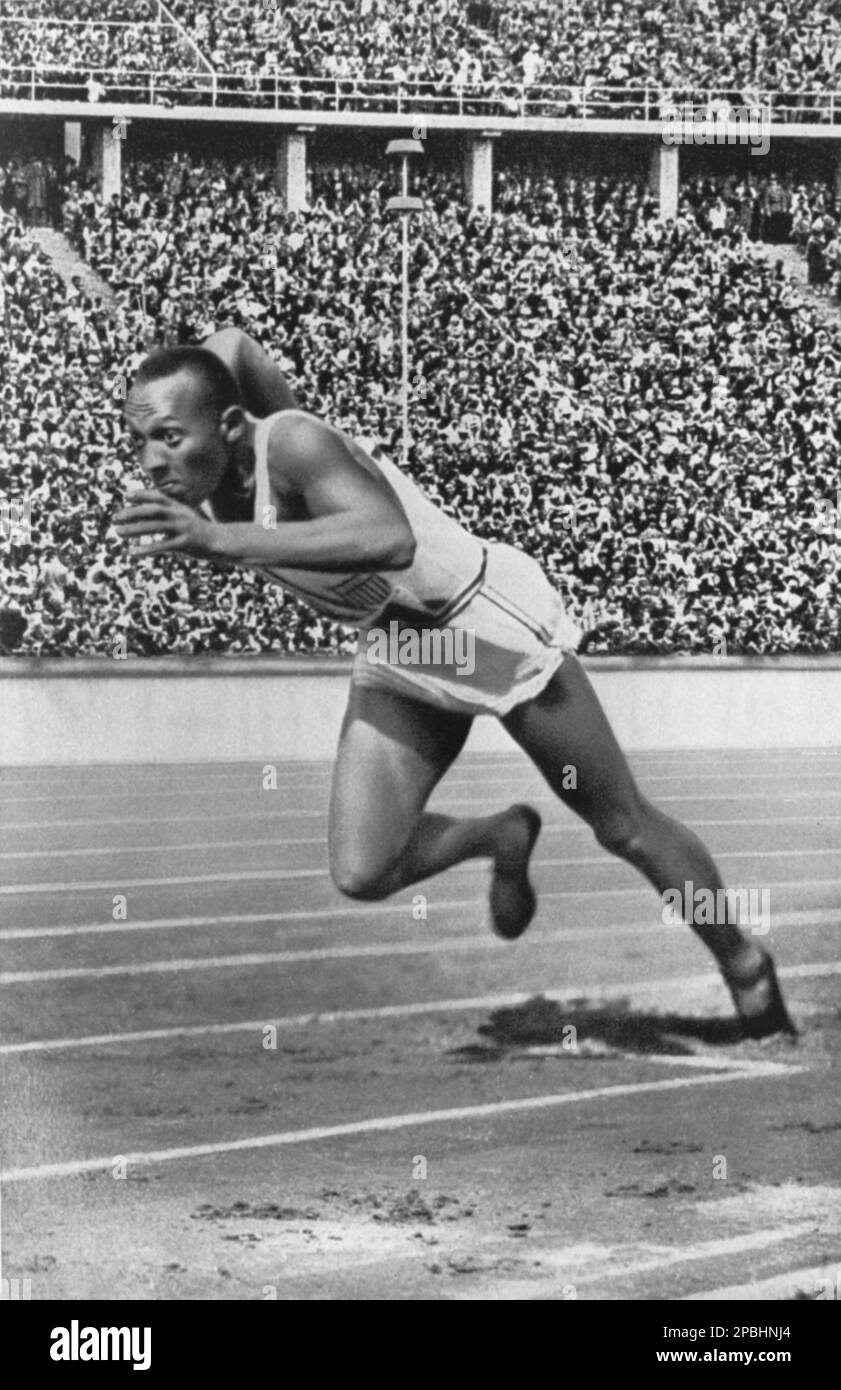 1936 , BERLIN , DEUTSCHLAND : der schwarze Läufer James Cleveland JESSE OWENS ( 12. September 1913 - 31. März 1980 ) war ein afroamerikanischer Leichtathlet. Er nahm an den Olympischen Sommerspielen 1936 in Berlin Teil, wo er mit vier Goldmedaillen internationalen Ruhm erlangte. Sein vierter Auftritt am 9. August (eine Vorstellung, die nicht erreicht wurde, bis Carl Lewis bei den gleichen Veranstaltungen bei den Olympischen Sommerspielen 1984 Goldmedaillen gewann. Leni Riefenstahl dokumentiert den Langsprung-Sieg sowie viele andere 1936-Ereignisse in Olympia (1938-Film). Der Langsprung-Sieg ist dokumentiert, zusammen mit vielen anderen 1 Stockfoto