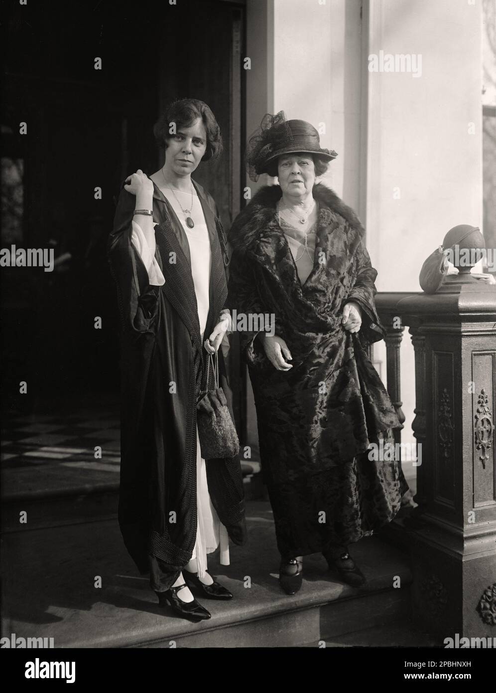 1923 , 17 november , Washington , USA : die Suffragistin ALICE Stokes PAUL ( 1885 - 1977 ) mit Frau O.H.P. Bellmont ( die ehemalige Frau William Kissam Vanderbilt ) . Alice Paul war eine amerikanische Suffragistin. Zusammen mit Lucy Burns (einer engen Freundin) und anderen leitete sie eine erfolgreiche Kampagne für das Frauenwahlrecht, die zur Verabschiedung des neunzehnten Gesetzesdekrets in die USA führte Die Verfassung 1920. Die Antike, GENAU AUF DIESEM FOTO, Mrs. OH. P. BELMONT war in erster Ehe die Frau des reichen William K. VANDERBILT Sr. Und Mutter von CONSUELO VANDERBIL Stockfoto