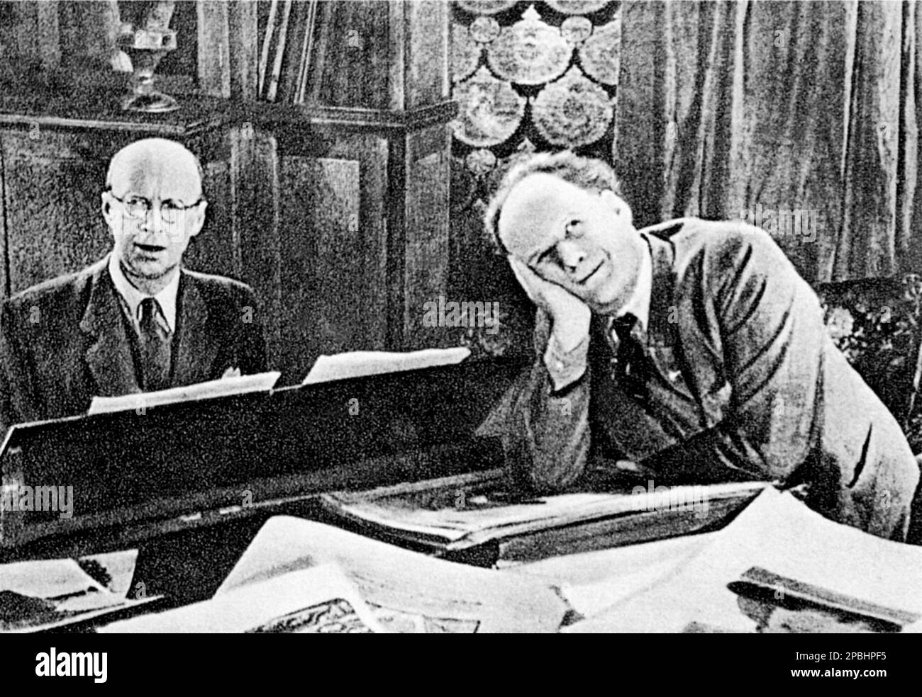 1943 Ca: Der russische Musikkomponist SERGEJ PROKOFIEV ( Sergej Sergeevic Prokof'ev, 1891 - 1953 ) mit dem silen-Film russische Regisseurin SERGEI EJZENSTEJN ( Eizenshtein , Eisenstein , 1898 - 1948 ) studiert die Musik für den Film IVAN DER SCHRECKLICHE ( Ivan il terribile -1944 ) . Prokofiev war ein russischer Komponist , der zahlreiche Musikgenres beherrschte und als einer der größten Komponisten des 20. . Jahrhunderts bewundert wurde . Eisenstein war ein revolutionärer russischer Regisseur und Filmtheoretiker, der insbesondere für seine Stummfilme Strike, Battleship Potemkin und October sowie Hi bekannt war Stockfoto
