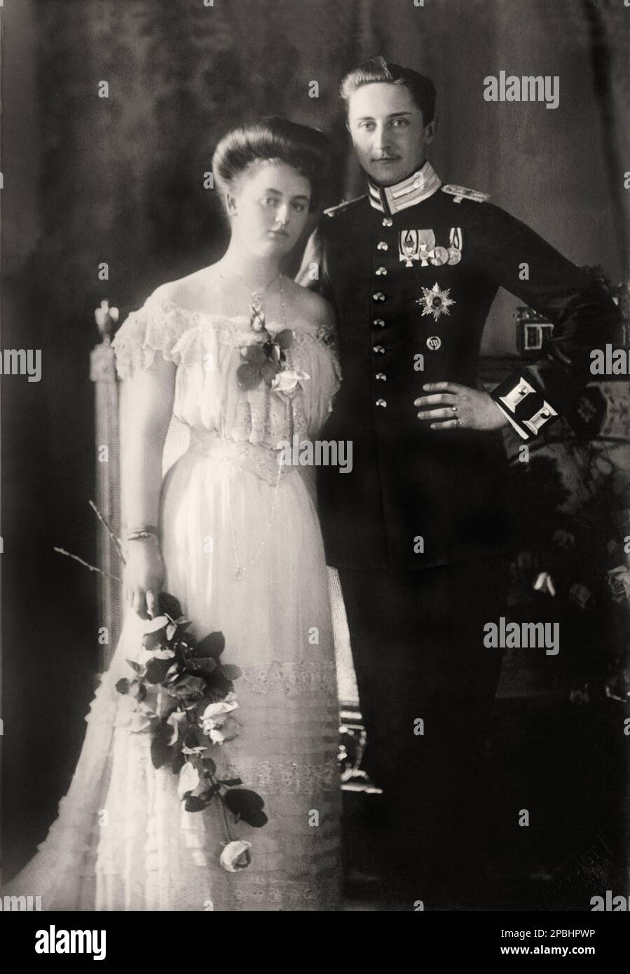 1908 , oktober , FRANKFURT , DEUTSCHLAND : Offizielles Einstellungsfoto von Prinzessin ALEXANDRA VICTORIA aus Schleswig-Holstein-Sonderburg-Glucksburg ( 1887 - 1957 ) , verheiratet am 22 . Oktober 1908 mit Prinz August Wilhelm von Preußen ( 1887 - 1949 ), Auwi genannt, vierter Sohn von Kaiser WILHELM II ( Guglielmo II ) HOHENZOLLERN , König von Preußen, Kaiser von Deutschland ( 1859 - 1941 ). Aus der Ehe nur ein Sohn geboren: Alexander Ferdinand von Preußen ( 1912 - 1985 ). Das Paar ist am 16. März 1920 geschieden. Am 7 . Januar 1922 heiratete sie Arnold Rümann in Grunholz und ließ sich 1933 scheiden . Foto von T.H. Stockfoto