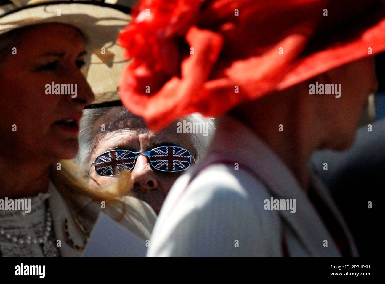 David Petrou, center, wears "Union Jack" glasses during a garden party celebrating the state visit of Britain's Queen Elizabeth II to the U.S. at the British Embassy in Washington, Monday May 7, 2007. (AP Photo/Jonathan Ernst,pool) Stockfoto