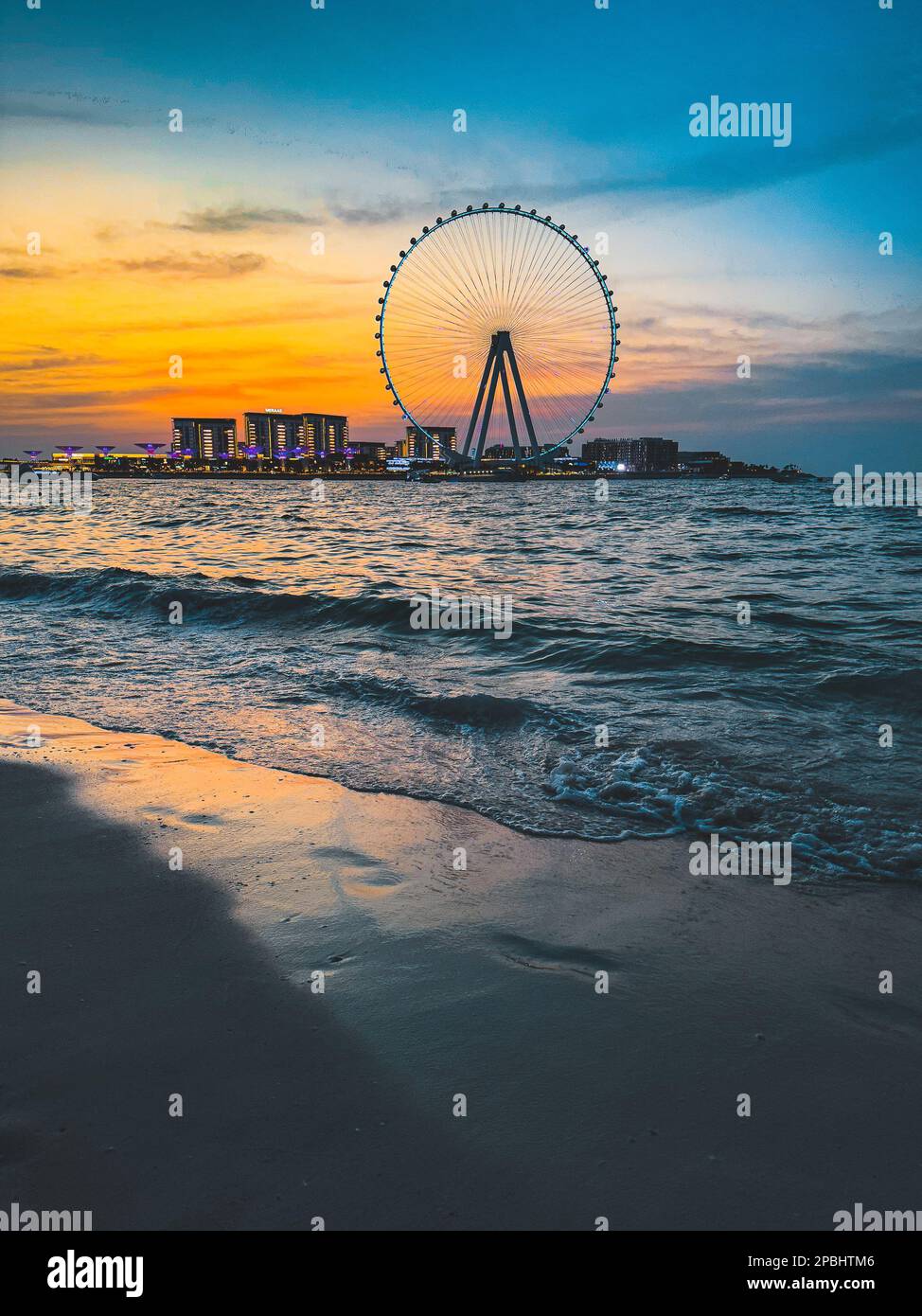Blick auf den Strand Marina JBR und das Riesenrad Ain Dubai in Meraas Dubai, Vereinigte Arabische Emirate Stockfoto