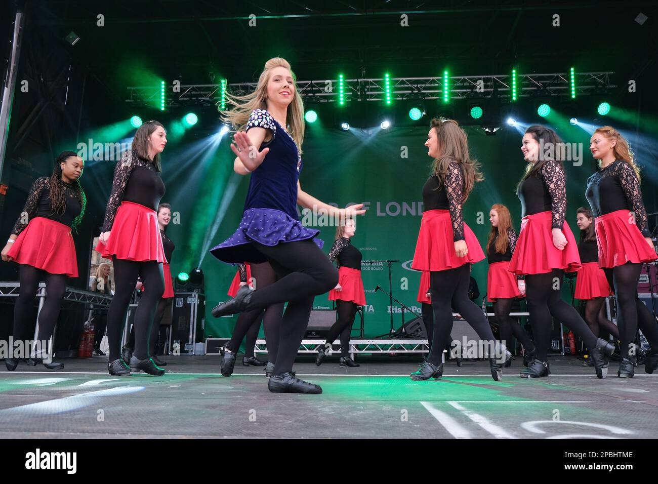 London, Großbritannien. 12. März 2023. Darsteller der Maguire O'Shea School of Dance treten auf der Bühne auf. Die jährliche St. Patrick's Day Parade reiste durch die Straßen im Zentrum Londons, unterhielt die Menschenmassen in Piccadilly und hinunter nach Whitehall. Auf einem Festival am Trafalgar Square wurden irische Musik- und Tanzdarbietungen gezeigt. Kredit: Elfte Stunde Fotografie/Alamy Live News Stockfoto