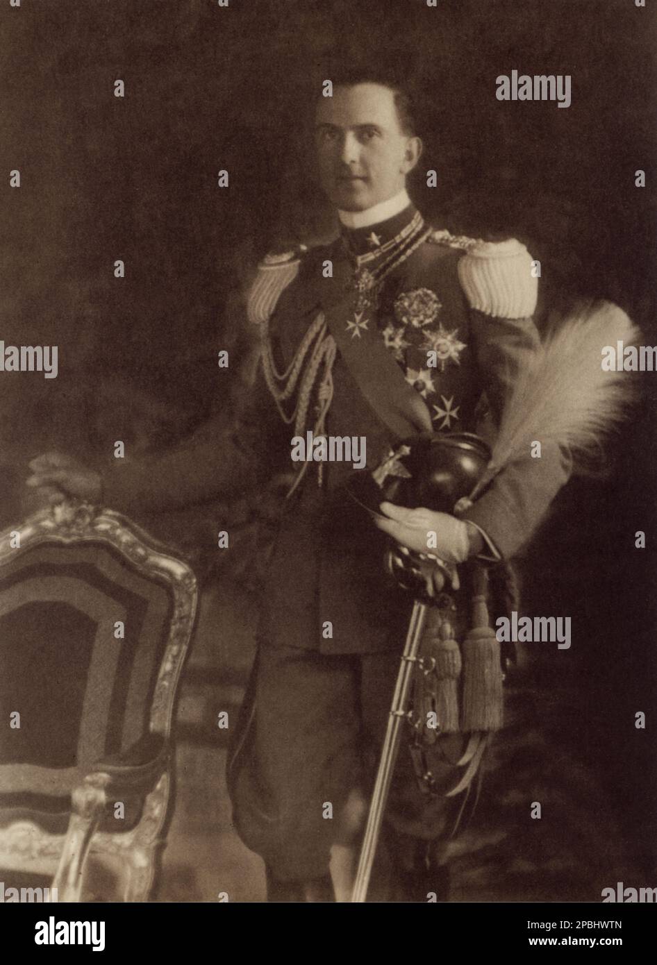 1932 , ITALIEN : UMBERTO di SAVOIA Prinz von Piemont ( 1904 - 1983 ) , späterer König von Italien UMBERTO II , Sohn des Königs von Italien VITTORIO EMANUELE III und Königin ELENA ( del Montenegro ) . Foto: VAGHI , Parma - ITALIA - CASA SAVOIA - REALI - Nobiltà ITALIANA - SAVOY - ADEL - KÖNIGE - GESCHICHTE - FOTOSTORICHE - Könige - nobili - Nobiltà - principe reale - BELGIO - Portrait - ritratto - Militäruniform - uniforme divisa militare - Federn - Piume - Piuma medaglie Medaglie Medaglia Medaglia Halsband colletto Archivio GBB Stockfoto
