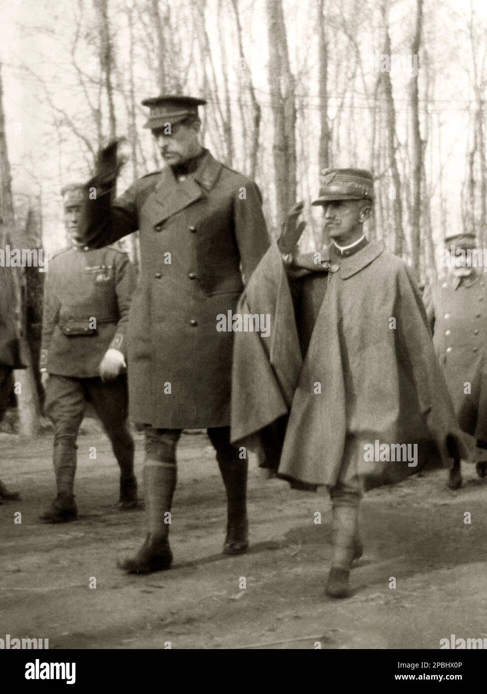 1918 Ca : König der Belgier ALBERT I ( 8 . april 1875 - 17 . februar 1934 ) Herzog von SACHSEN COBURG GOTHA mit dem König VON ITALIEN VITTORIO EMANUELE III di SAVOIA ( 1869 - 1947 ) . Der Sohn von König von Italien UMBERTO ( späterer König UMBERTO II ) heiratete die Tochter von König von Belgien Maria José ( 1906 - 2001 letzte Königin von Italien im Mai 1945 ) 1930 - ITALIEN - SAVOY - Haus BRABANT - BRABANTE - ALBERTO - Königsfamilie - nobili - Nobiltà - BELGIO - Portrait - Rituto - Militäruniform - Re - uniforme divisa militare - cappello - Erster Weltkrieg - ERSTER WELTKRIEG - ERSTER WELTKRIEG - PRIMA GUERRA MONDIALE - ITALIA --- Stockfoto