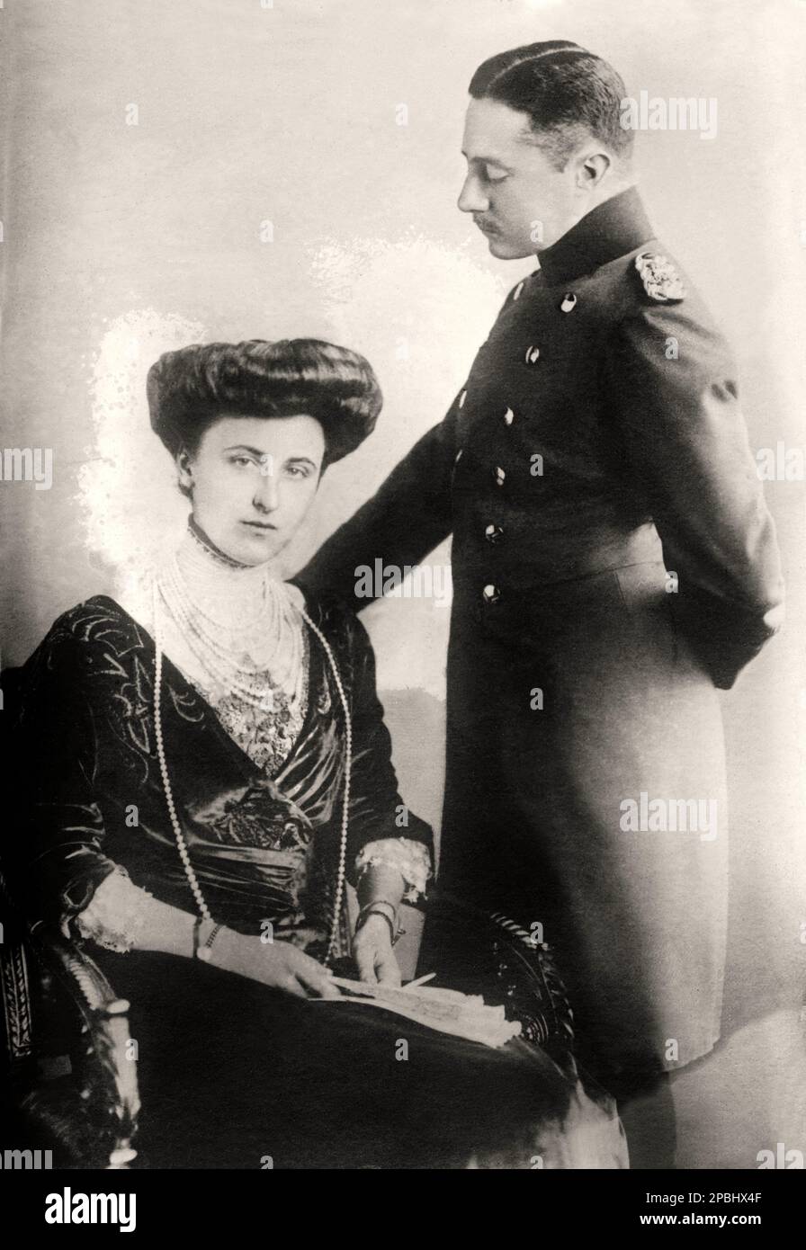 1910 Ca : deutscher Großherzog WILHELM ERNST von SACHSEN WEIMAR EISENACH ( 1876 - 1923 ) mit Ehefrau Feodora von Sachsen-Meiigen . Er wurde in Weimar geboren , dem ältesten Sohn von Karl August von Sachsen-Weimar-Eisenach ( 1844 - 1894 ) , dem Erbgroßherzog und seiner Frau Pauline von Sachsen-Weimar-Eisenach ( einer entfernten Cousine ) . Wilhelm Ernst folgte am 5. Januar 1901 seinem Großvater Karl Alexander als Großherzog, da sein Vater ihn zuvor verstorben war. Wilhelm Ernst schuf den neuen Bundesstaat Weimar unter der Leitung von Hans Olde, Henry van de Velde und Adolf Brutt. Außerdem erneuerte er die Universität von Jena durch Theo Stockfoto