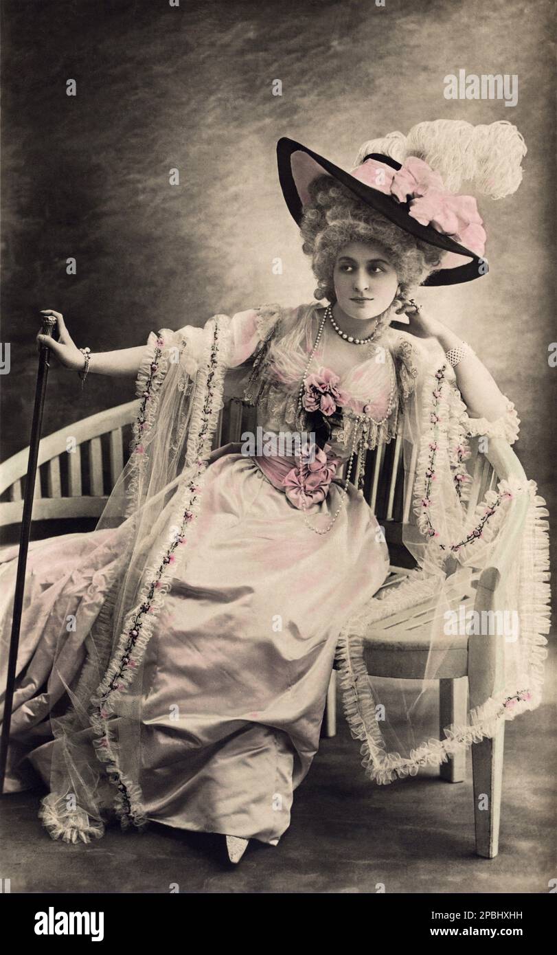 1895 Ca : die gefeierte französische Schauspielerin CECILE SOREL ( geb. Celine Emilie Seurre , Paris 1873 - Deauville , Calvados 1966 ) , Liebhaberin des italienischen Dichters Gabriele D'Annununzio . Porträt des Fotografen Reutlinger, Paris - BELLE EPOQUE - TEATRO - Theater - PARIGI - PARIS - Feathers - Piuma - Piume - Schleier - Velo - Tulle - Fiokco - Bogen - Parrucca - Perücke - Rouches - Hut - cappello - pizzo - Spitze - BELLE EPOQUE - DIVA - DIVINA - Perlenkette - collana di perle - perla - Schmuck - Juwelen - gioiello - gioielli - Bijoux - Raso - Satin - Bracciale - Braccialetto - Armband - Damina 70 Stockfoto