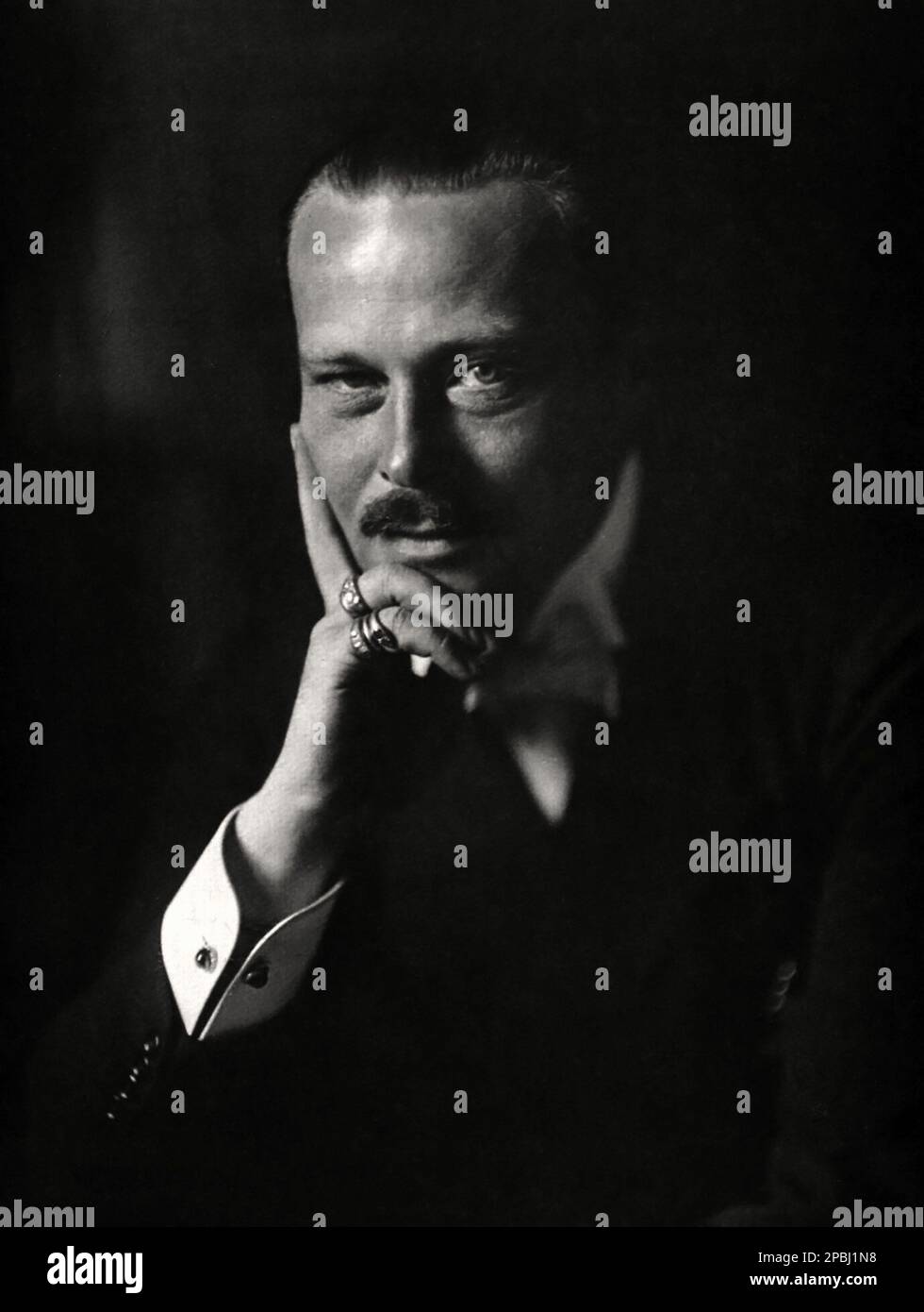 1905 : der deutsche Prinz ERNST LUDWIG von HESSEN Kassel (Ernest Louis Charles Albert William , 1868 - 1937 ). Foto: Jacob Hilsdorf (1872-1916) War von 1892 bis 1918 der letzte Großherzog von Hessen und Rhein. Ernest Louis war das vierte Kind und älteste Kind von Großherzog Ludwig IV. Und Prinzessin Alice aus dem Vereinigten Königreich, Tochter von Victoria aus dem Vereinigten Königreich und Prinz Albert aus Sachsen-Coburg und Gotha. Er war ein älterer Bruder von Alexandra von Hessen, Kaiserkonsortium von Nicholas II. Von Russland. 1894 heiratete Ernest Louis seine Cousine, Prinzessin Victoria Melita aus Sachsen-Coburg Stockfoto