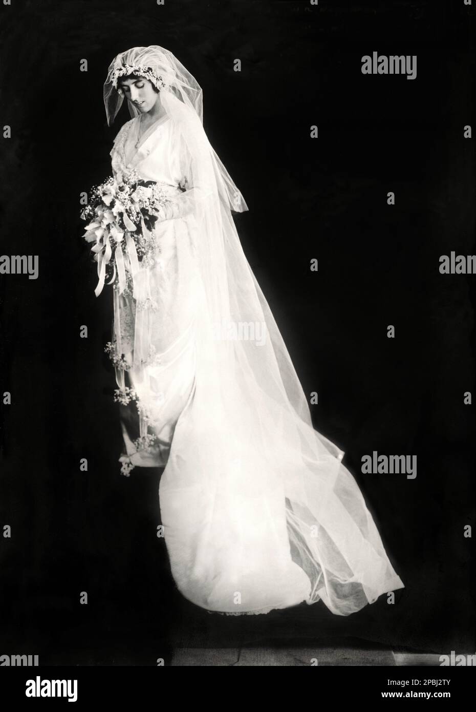 1914 , 8 . Mai , Washington , USA : die amerikanische Frau ELEANOR WILSON ( 1889 - 1967 ) , Tochter des Präsidenten von US Woodrow Wilson , in Hochzeitskleid am Tag der Hochzeit mit William Gibbs ( W.G.) McAdoo ( 1863 - 1941) , Finanzministerin. Eleanor Randolph Wilson McAdoo war eine amerikanische Autorin, die über ihren berühmten Vater schrieb. - Rituto - Portrait - VIPs - Socialite - HIGHT SOCIETY - ALTA Società - pizzo - Spitze - weißes Kleid - abito vestito bianco - - MODE - MODA - ANNI DIECI - 10 's - '10 - Scrittrice - Woman Writer - Biografa - letteratura - letterato - literatur Stockfoto
