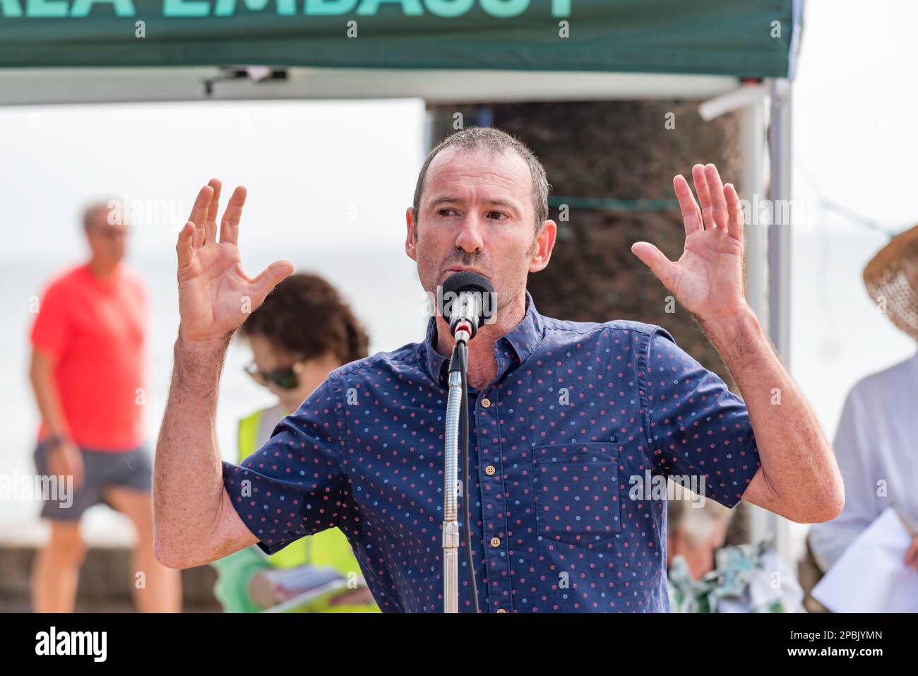 Mark Graham, Ökologe und Waldaktivist, spricht auf einem "Save the Koalas" Protesttreffen in Manly Beach, New South Wales, Australien Stockfoto