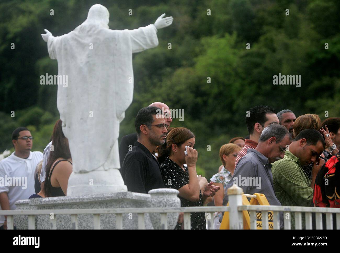 Relatives and friends grieve for Juan Ramon Ortiz, one of 32 people gunned down at Virginia Tech University last week, during his funeral, at a cemetery in Bayamon, Puerto Rico, Tuesday April 24, 2007. Ortiz, a graduate student in engineering, had been teaching a class when he was shot and killed. (AP Photo/Brennan Linsley) Stockfoto