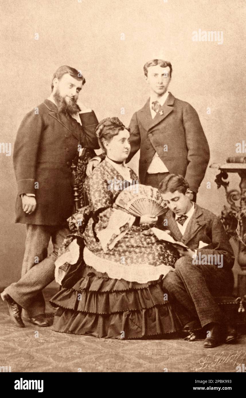 1880 Ca, Rom , ITALIEN : Prinzessin CARLOTTA BONAPARTE ( Charlotte , 1832 - 1901 ) mit den drei Söhnen: Dem gefeierten Fotografen GIUSEPPE PRIMOLI ( 1851 - 1927 ), NAPOLEONE PRIMOLI und LUIGI PRIMOLI . Foto: L. Suscipj , Roma. Carlotta heiratete 1848 Pietro Primoli conte di Foglia ( 1820 - 1883 ). Carlotta war die Tochter von Prinz Carlo Luciano Buonaparte, principe di Canino und Musignano ( Charles Lucien , 1803-1857) und Zenaide Laetitia Bonaparte (1801-1854), ihrer Cousine. Cousins Why Sons of two Brothers of Imperator Napoleone I : Luciano Bonaparte Prince of CANINO and Musignano ( Stockfoto