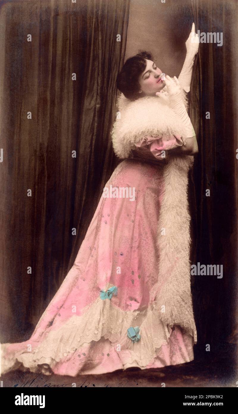 1900 Ca , ITALIEN : die italienische Theaterdarstellerin LUISA BRACCIOLINI in der Rolle VON LA DAME AUX CAMELIAS von Dumas Fils . Die Kurtisane MARIE DUPLESSIS , geboren in Alphonsine Rose Plessis und nach Comtesse de Perregaux ( 1824 - 1847 ) , war das Vorbild des Schriftstellers ALEXANDRE DUMAS Fils ( 1824 - 1895 ) für die Rolle von Marguerite Gautier und feierte den Roman " La dame aux camelias " (Camille oder die Frau der Camellias, La Signora dalle camelie , 1848) und nach dem Meisterwerk der Oper LA TRAVIATA ( 1853 ) von Giuseppe VERDI mit dem Protagonisten Violetta Valery - LETTERATO - SCRITTORE - LETTERATURA Stockfoto