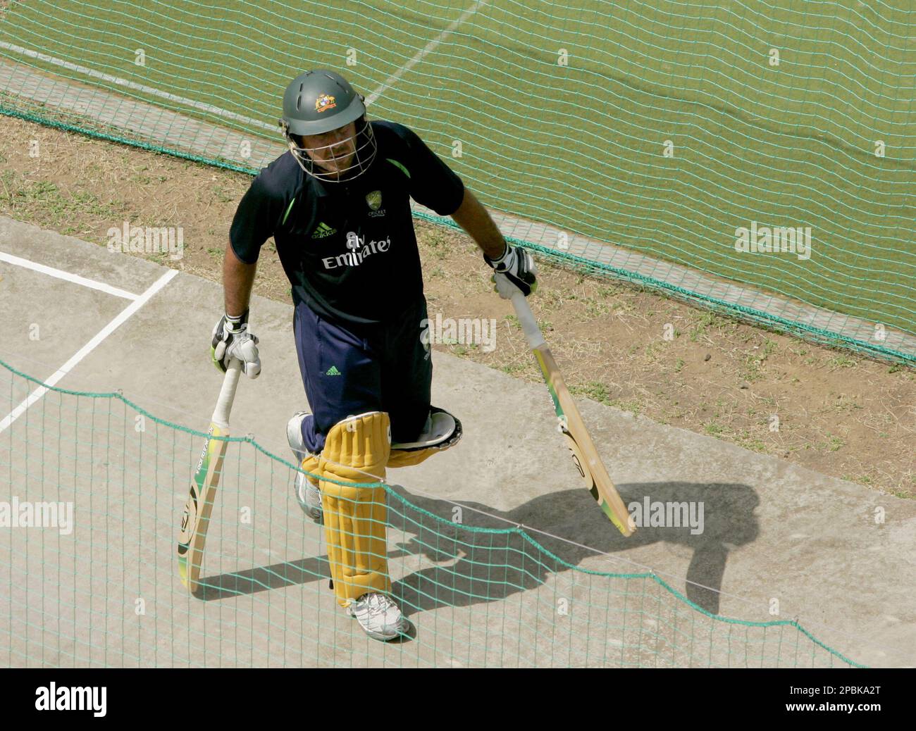 Australia captain Ricky Ponting holds two bats during a training session at the Beausejour Cricket Ground in Gros Islet, St. Lucia, Tuesday April 24, 2007. Australia play South Africa in a Cricket World Cup semifinal at the stadium on Wednesday. (AP Photo/Matt Dunham) Stockfoto