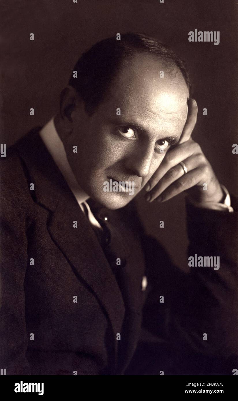 1920 Ca , ITALIEN : der italienische Stummfilmdarsteller , Playwriter und Regisseur ALBERTO CAPOZZI ( 1886 - 1945 ). Portrait - Rituto - colletto - Halsband - STUMMFILM - KINO MUTO ITALIANO - ATTORE - REGISTA - Baffi - Schnurrbart - Denker - Pensatore - Anello - Ring - Archivio GBB Stockfoto