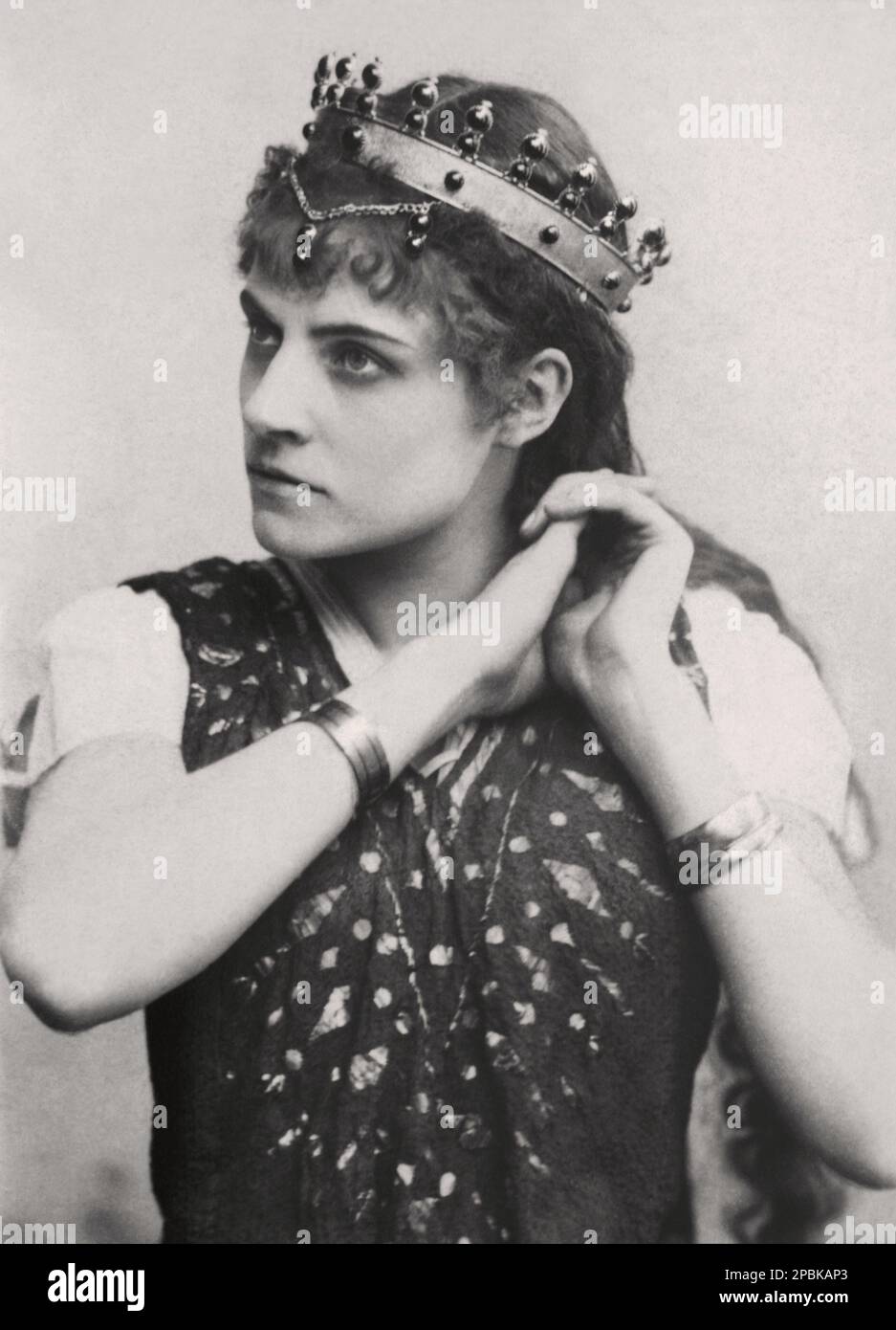 1880 Ca , Paris , Frankreich : der gefeierte französische Sänger Soprano ROSE CARON ( 1857 - 1930 ) in SIGURD by REYER . Berühmt für das Repertoir des deutschen Komponisten Richard Wagner , Christopher Gluck , Reynaldo Hahn und anderer . - CANTANTE LIRICA - OPERA - MUSICA CLASSICA - Classical - Theater - teatro - Portrait - Rituto - Corona - Crown - Diadema - Bracciale - Braccialetto - Armband - Bijoux - Juwelen - THEATER - Theater - Theater - Theater - Theater - Cantante lirica - classica - Classiccal - DIVA - DIVINA --- ARCHIVIO GBB Stockfoto